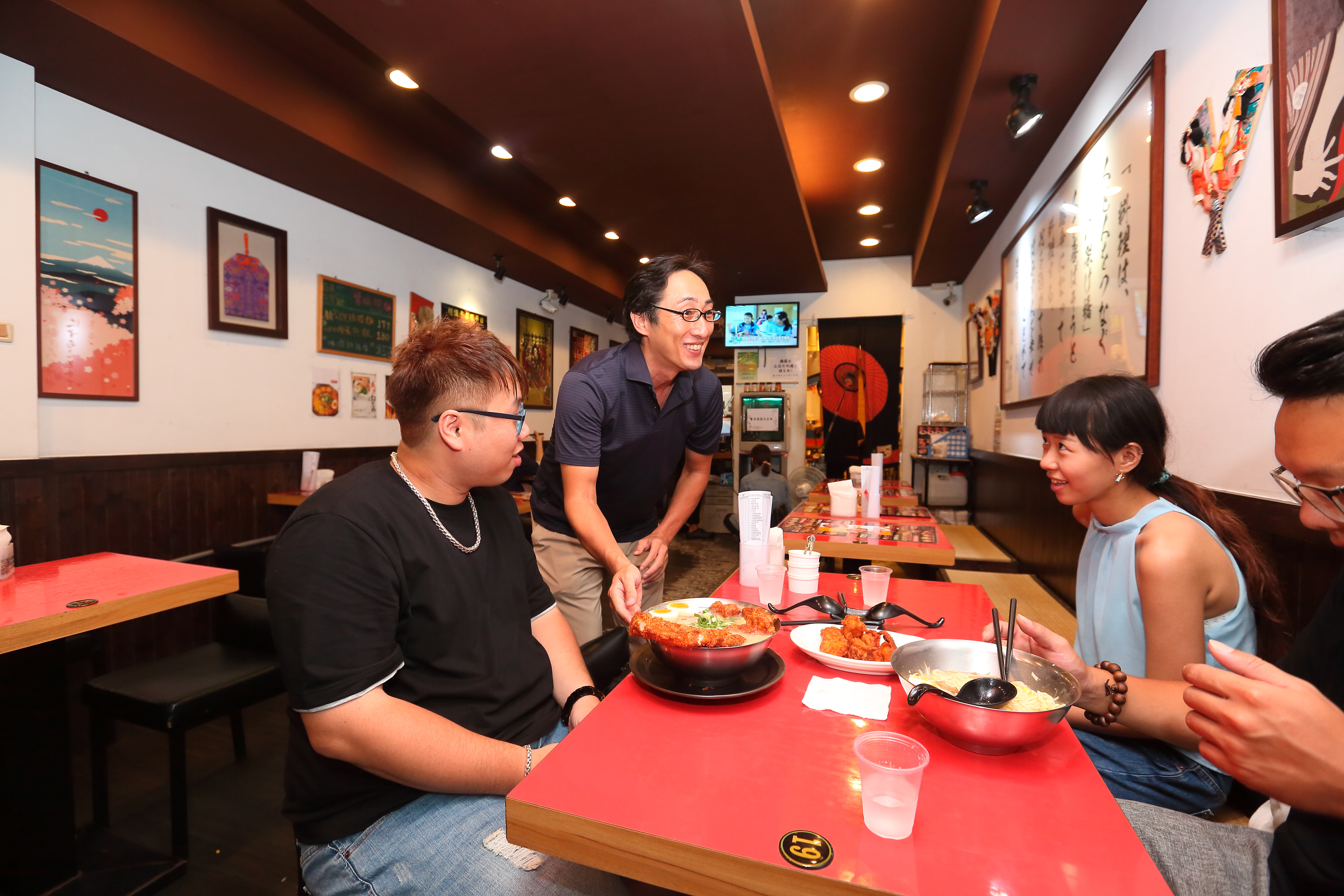 中午用餐時間，野崎孝男（左二）熱情與客人打招呼。