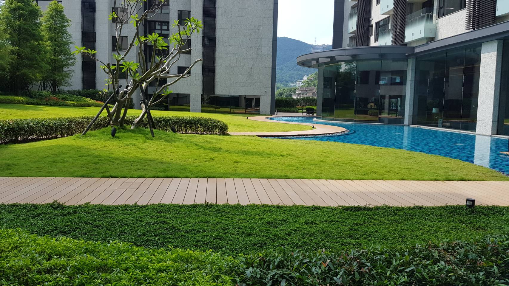 位於內湖捷運站一號出口、剛完工的《潤泰京采》，也在建築物8樓創造了667坪的空中地景。