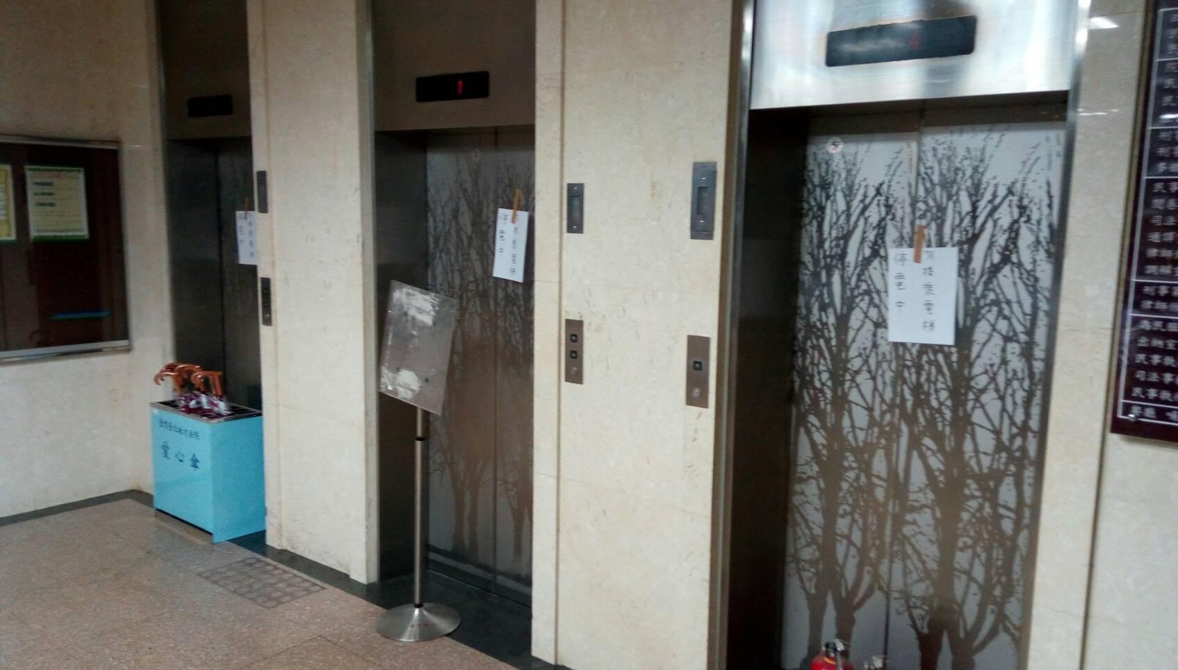 突如其來的大停電讓北市消防局忙翻，因為光是電梯受困案件就多達135件。
