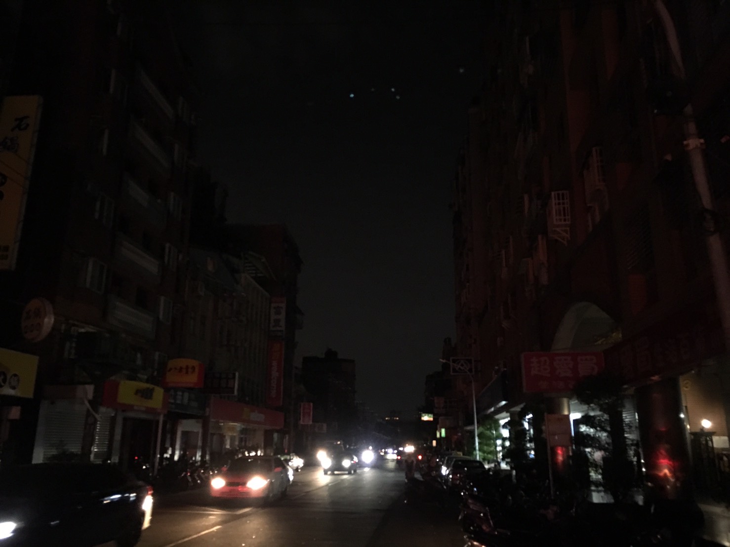停電的三重街頭一片漆黑。