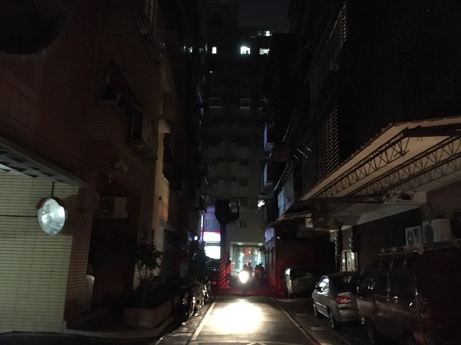 停電的三重街頭一片漆黑。