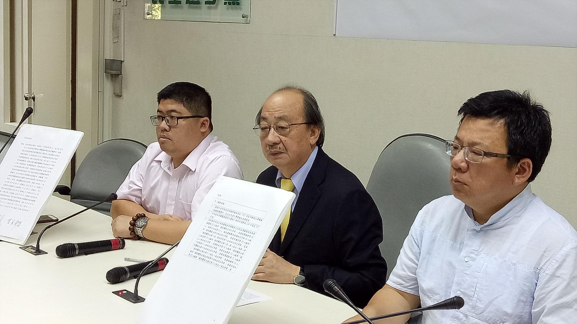 民進黨團總召柯建銘(中)、書記長李俊俋(右)今開記者會,宣布下週一臨時會擬邀行政院長林全針對昨天跳電事件進行專案報告。