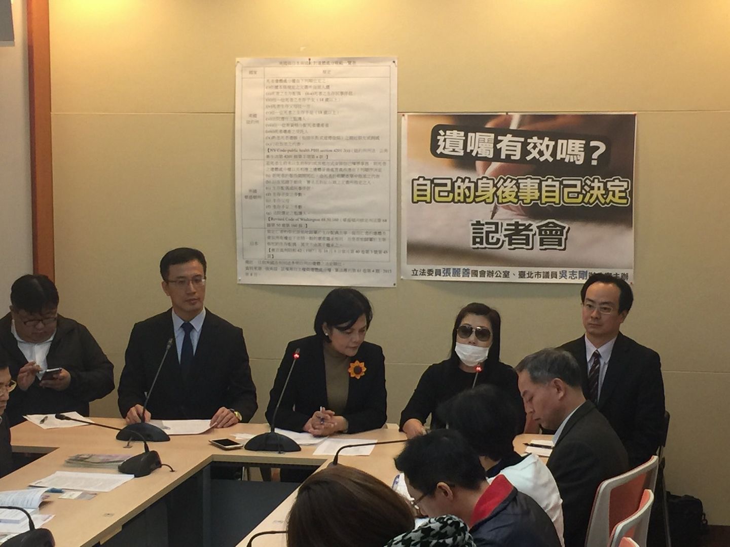 民代陪同羅女召開記者會，要求政府正視身後事自主權。