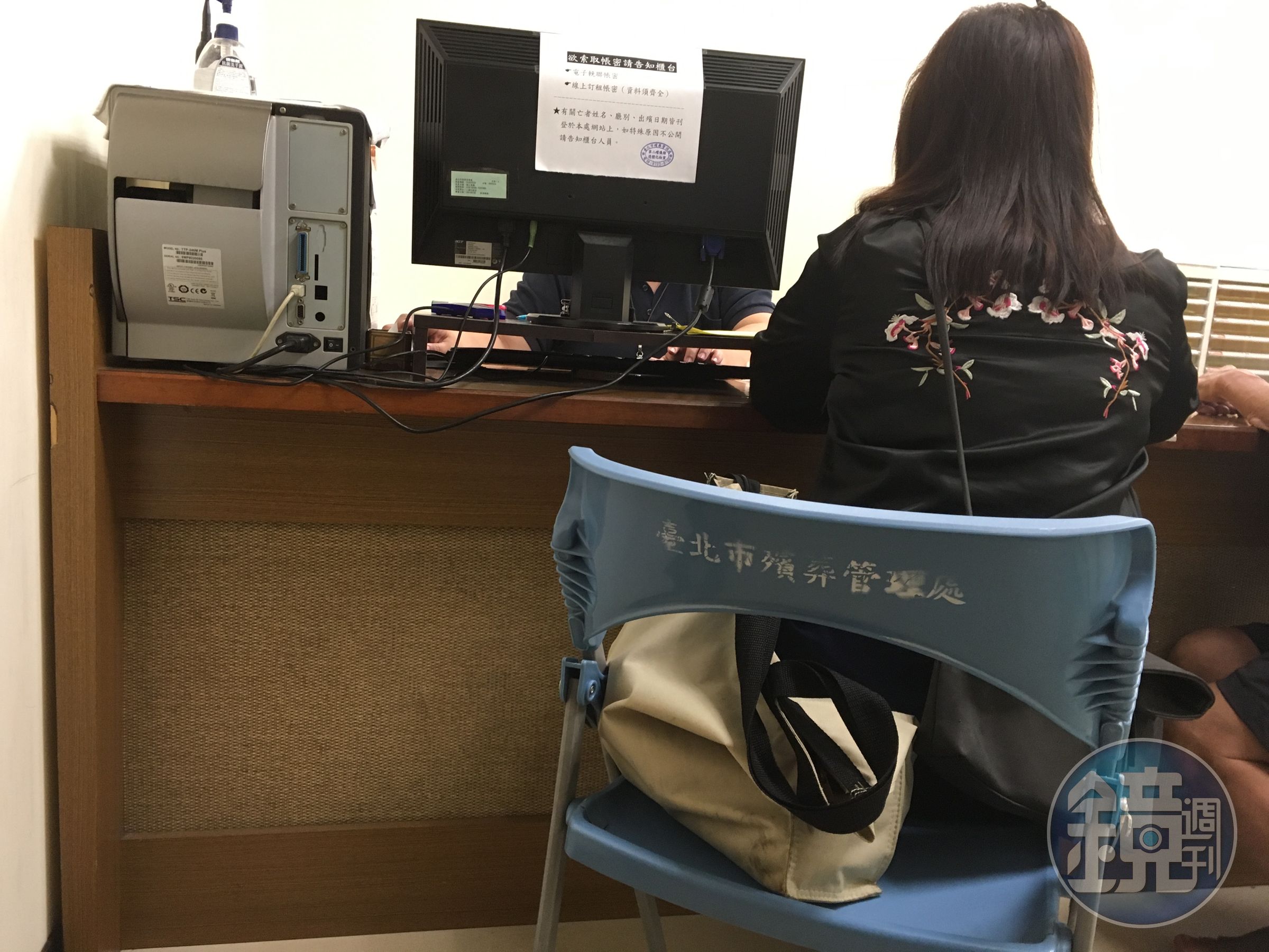 羅女因殯葬惡法多次往返殯儀館，至今與繼子的官司無解。