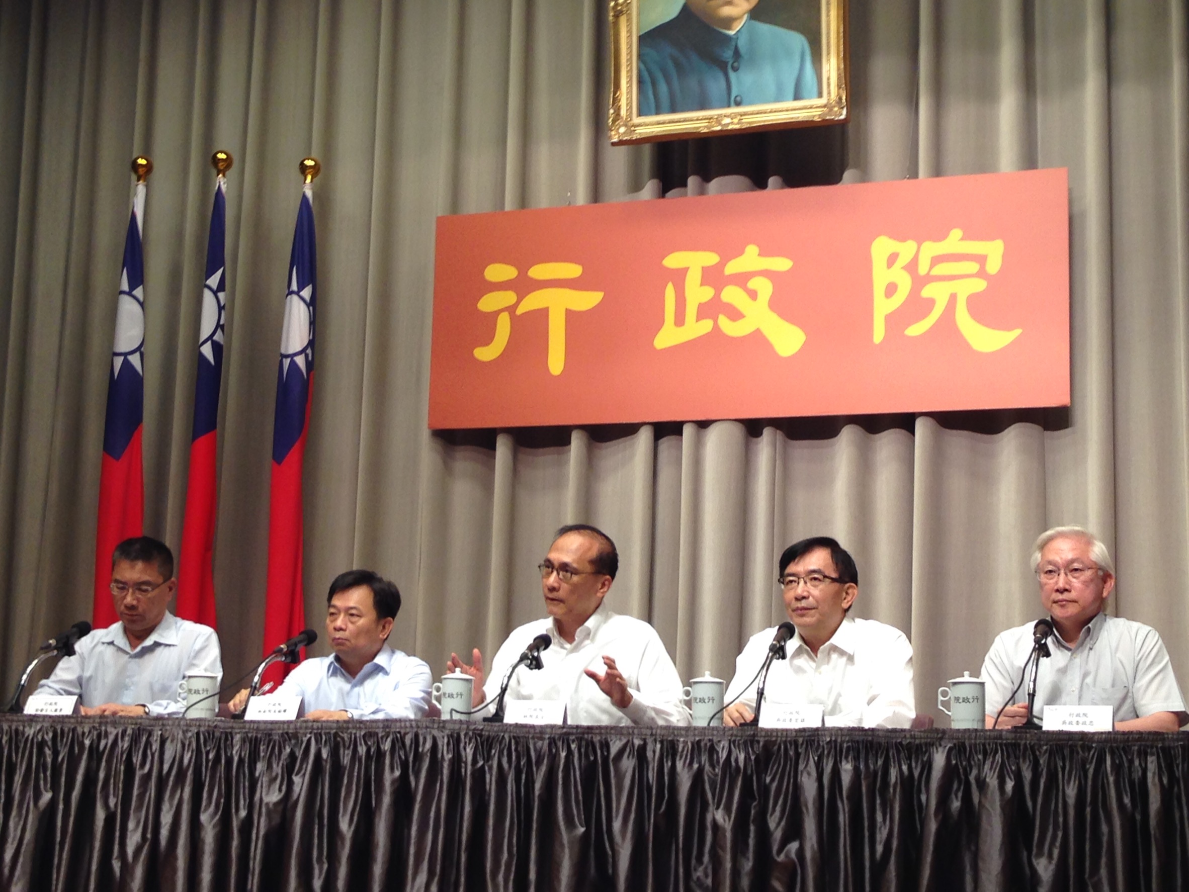 行政院長林全今天中午親上火線，針對昨天的大停電向國人致歉。