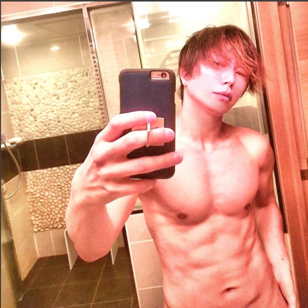 日星GACKT熱愛在網路上傳自己裸露的照片及影片。（翻攝網路）