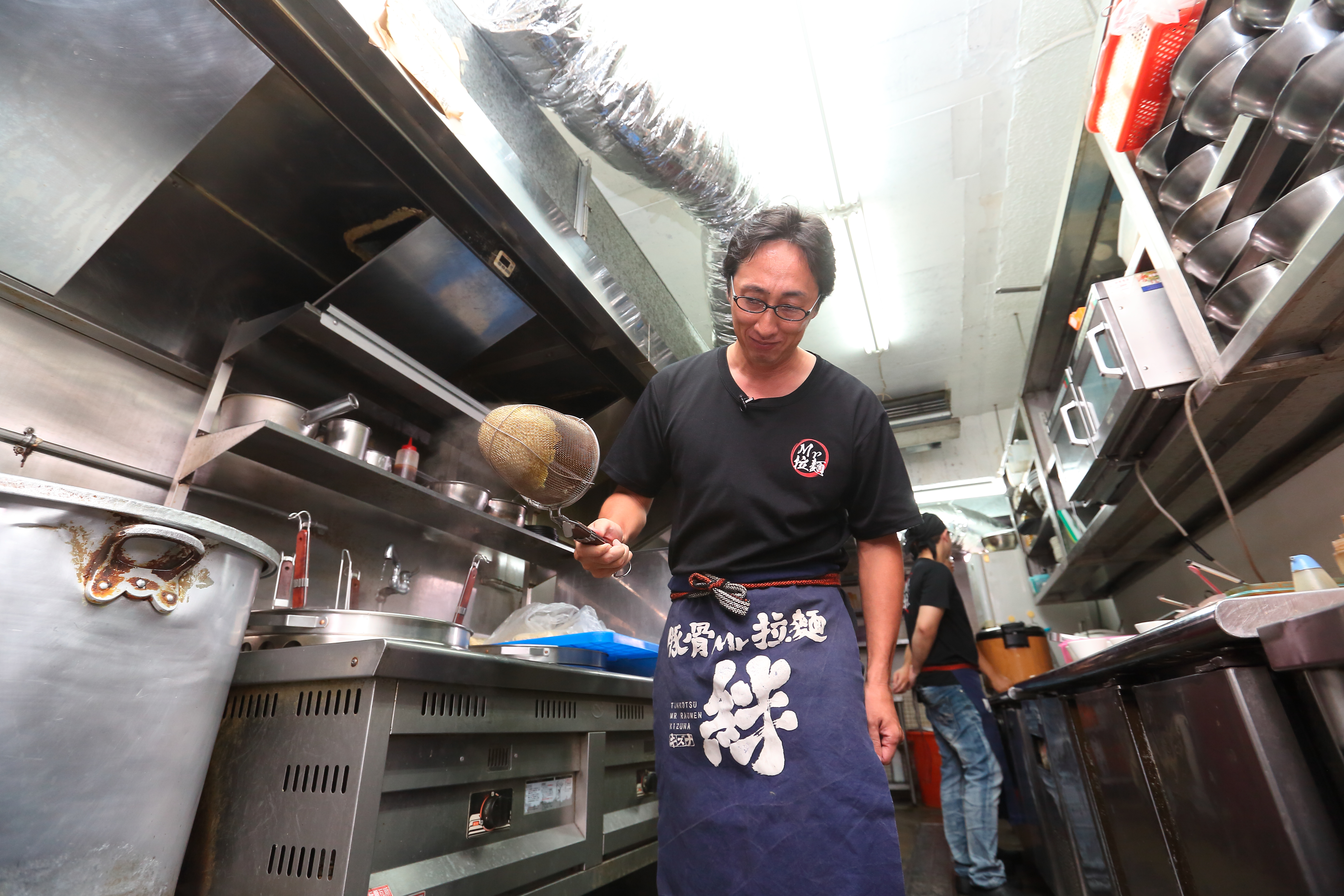 野崎孝男（前）認為，唯有老闆投入，員工才會有一起拚命的想法。