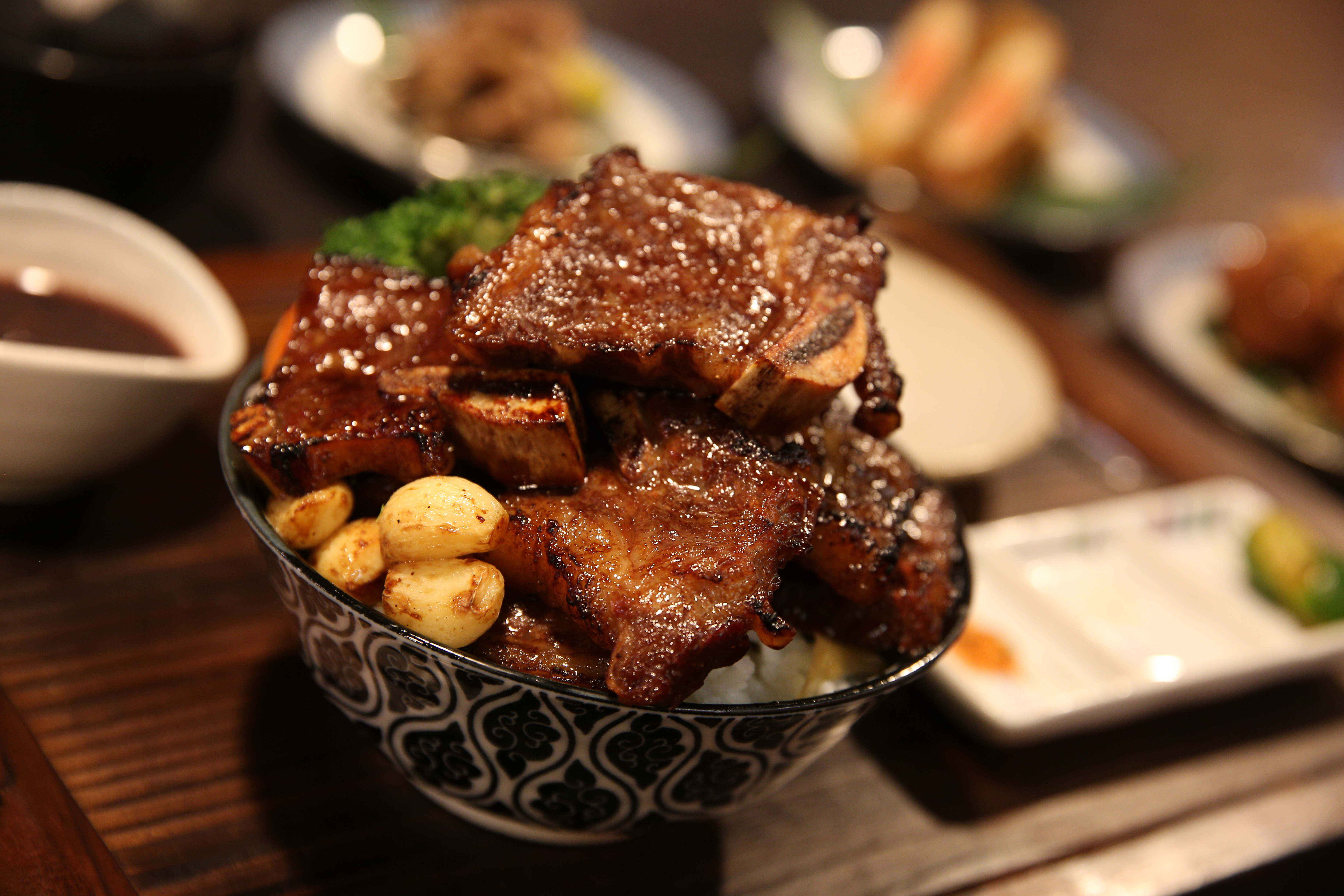 開丼至今賣出的丼飯，可疊出500棟101。（牛小排肉山丼，450元）