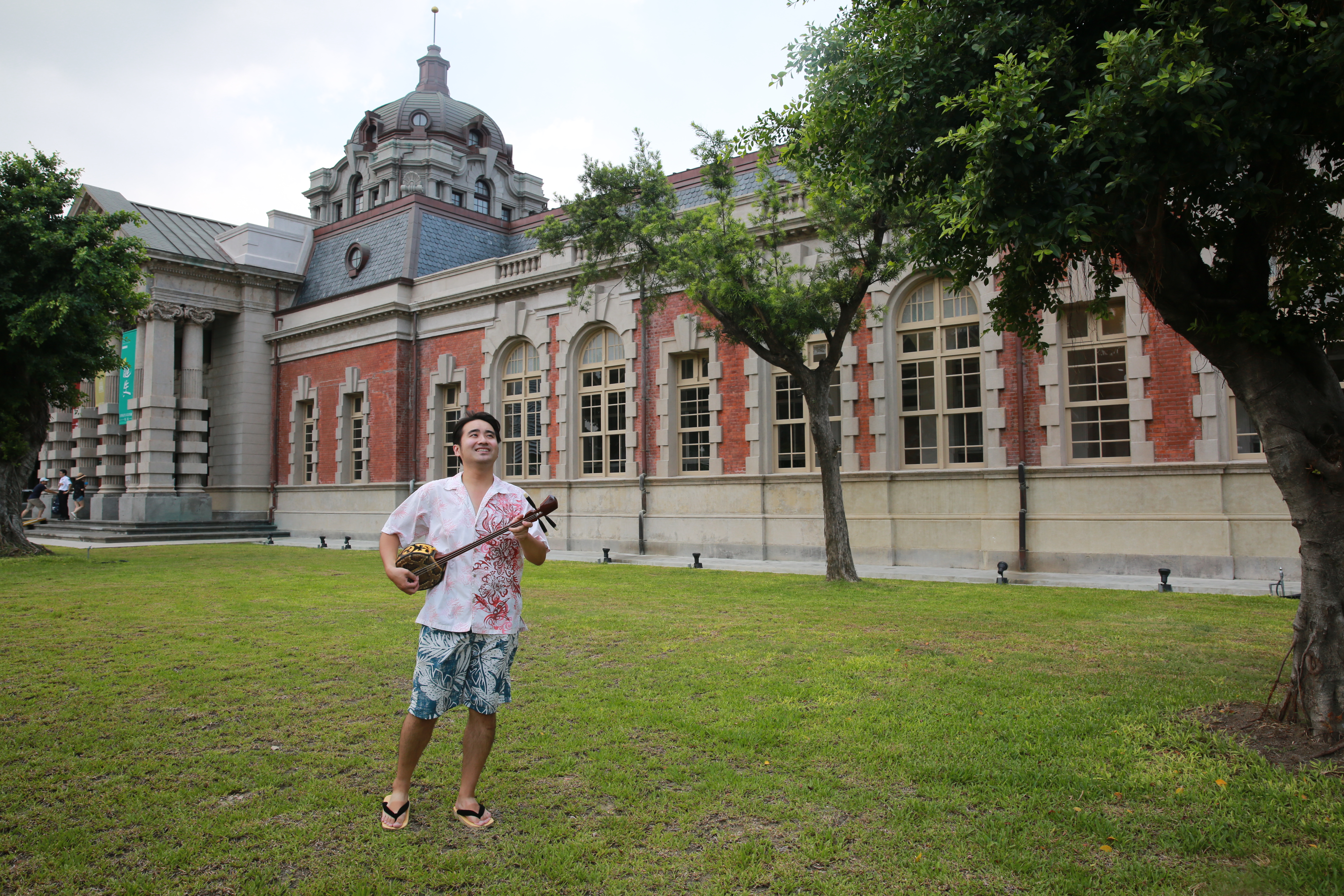 大洞敦史不時受邀在台南古蹟演出，背後為去年底修復完工的「國定古蹟台南地方法院」。