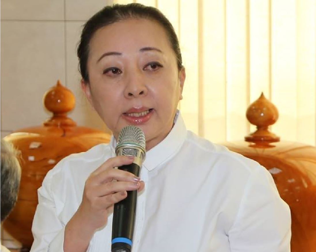 嘉義縣長張花冠今在民進黨中常會開砲，轟立委陳明文搞接班人。