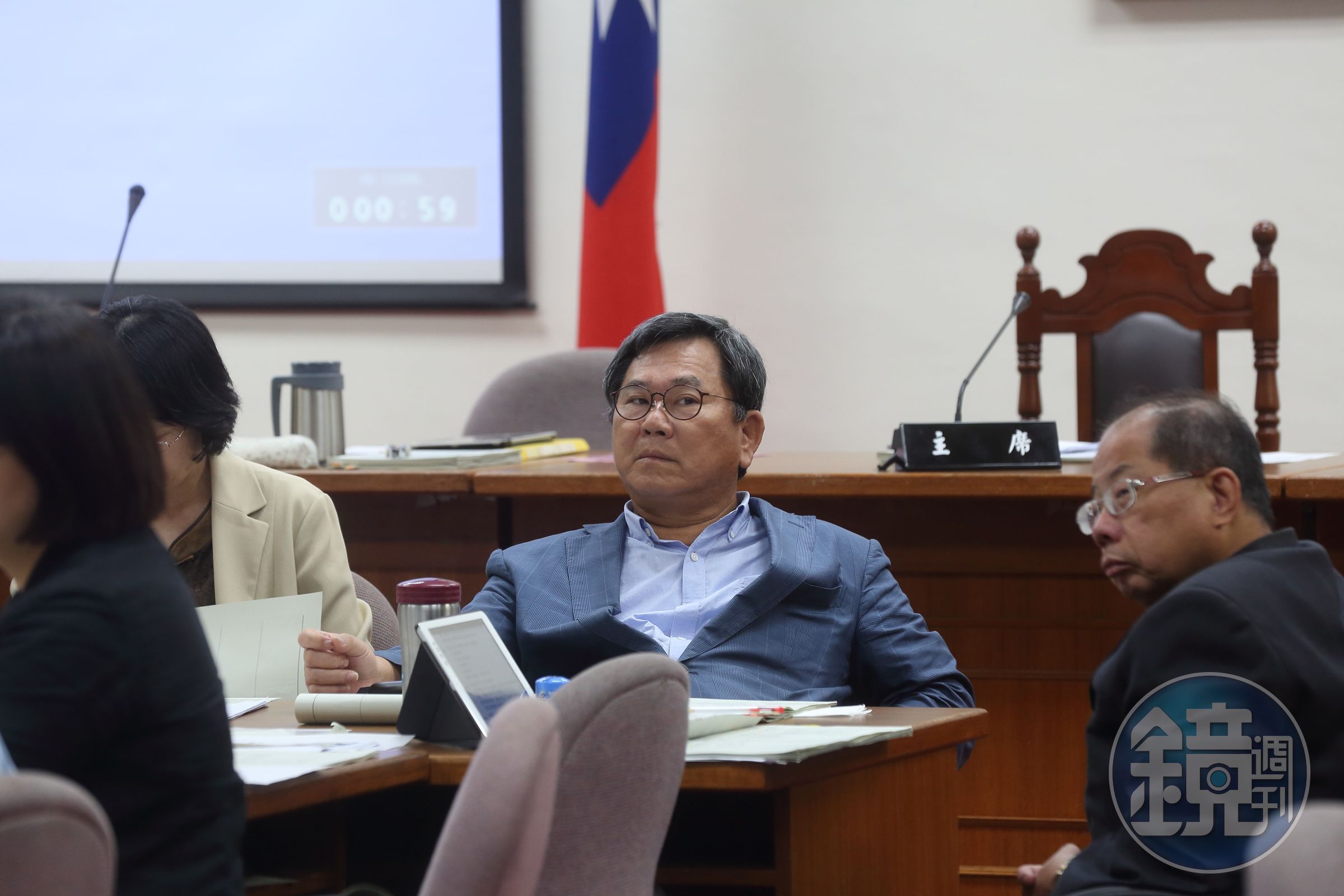 身兼民進黨選對會召集人的民進黨立委陳明文，中常會後向民進黨主席蔡英文口頭請辭召集人，但被慰留。