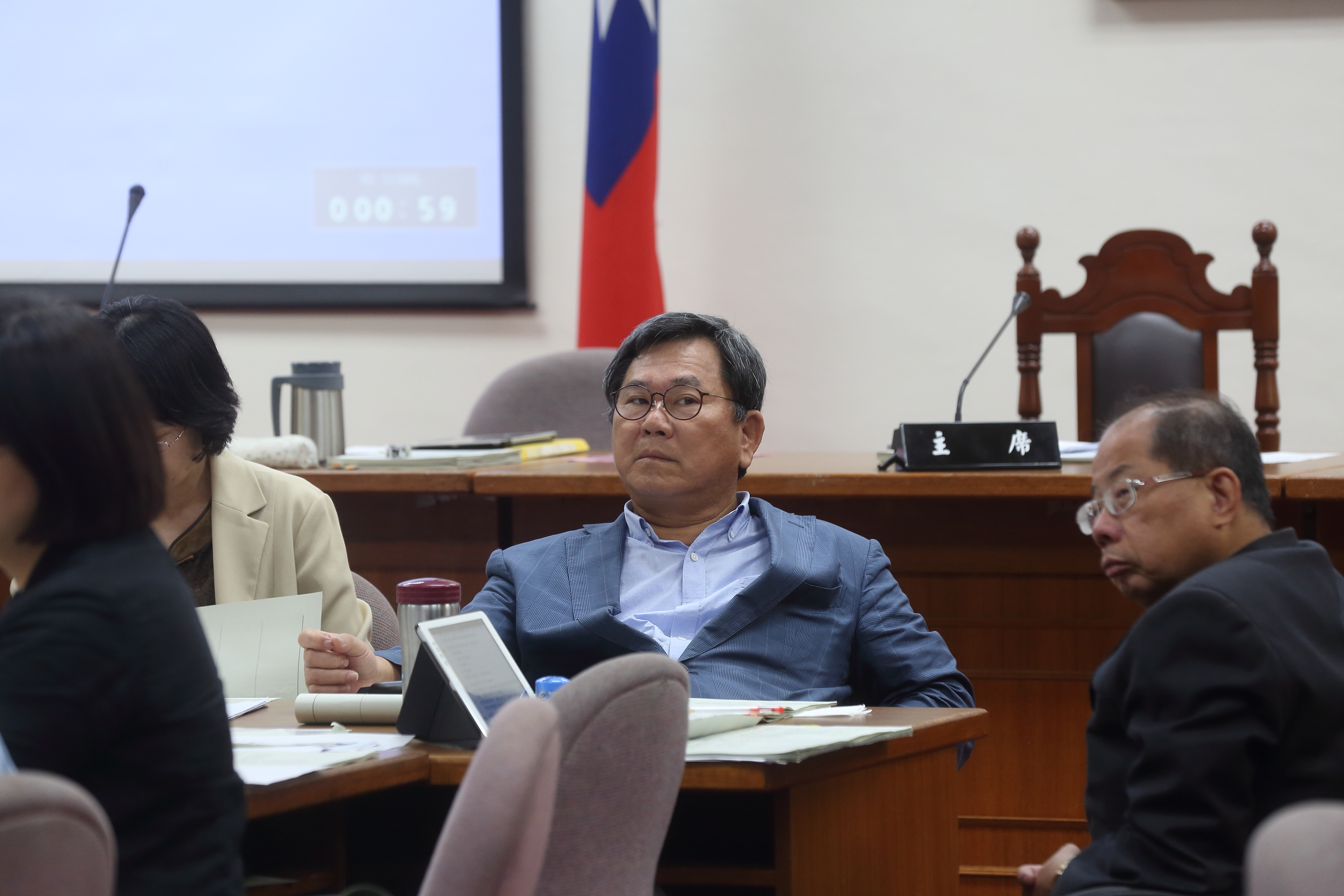 身兼民進黨選對會召集人的民進黨立委陳明文，中常會後向民進黨主席蔡英文口頭請辭召集人，但被慰留。