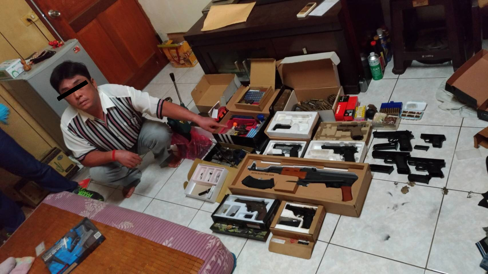 警方於嘉義市的黃嫌家中，起出大量改造槍支和改造工具。（刑事局提供）