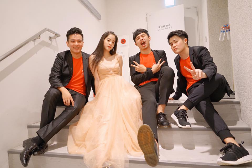 歐陽娜娜近期在台灣舉辦兩場演出,也跟樂團成員拍照。(翻攝自歐陽娜娜臉書)