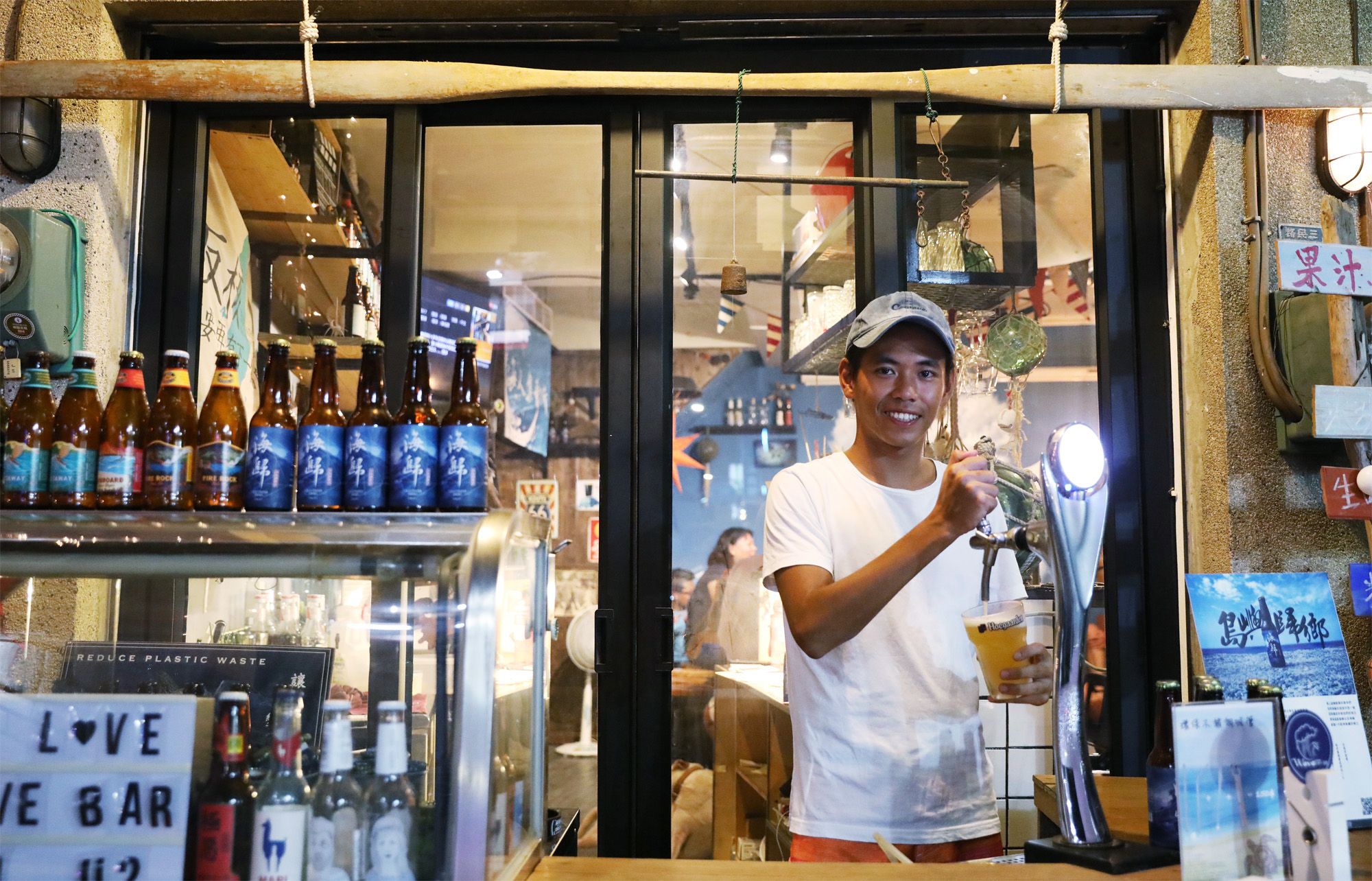 蔡宗樺將爺爺奶奶胼手胝足打造的老房子，重新整修成小琉球年輕人夜晚聚集的小酒吧。