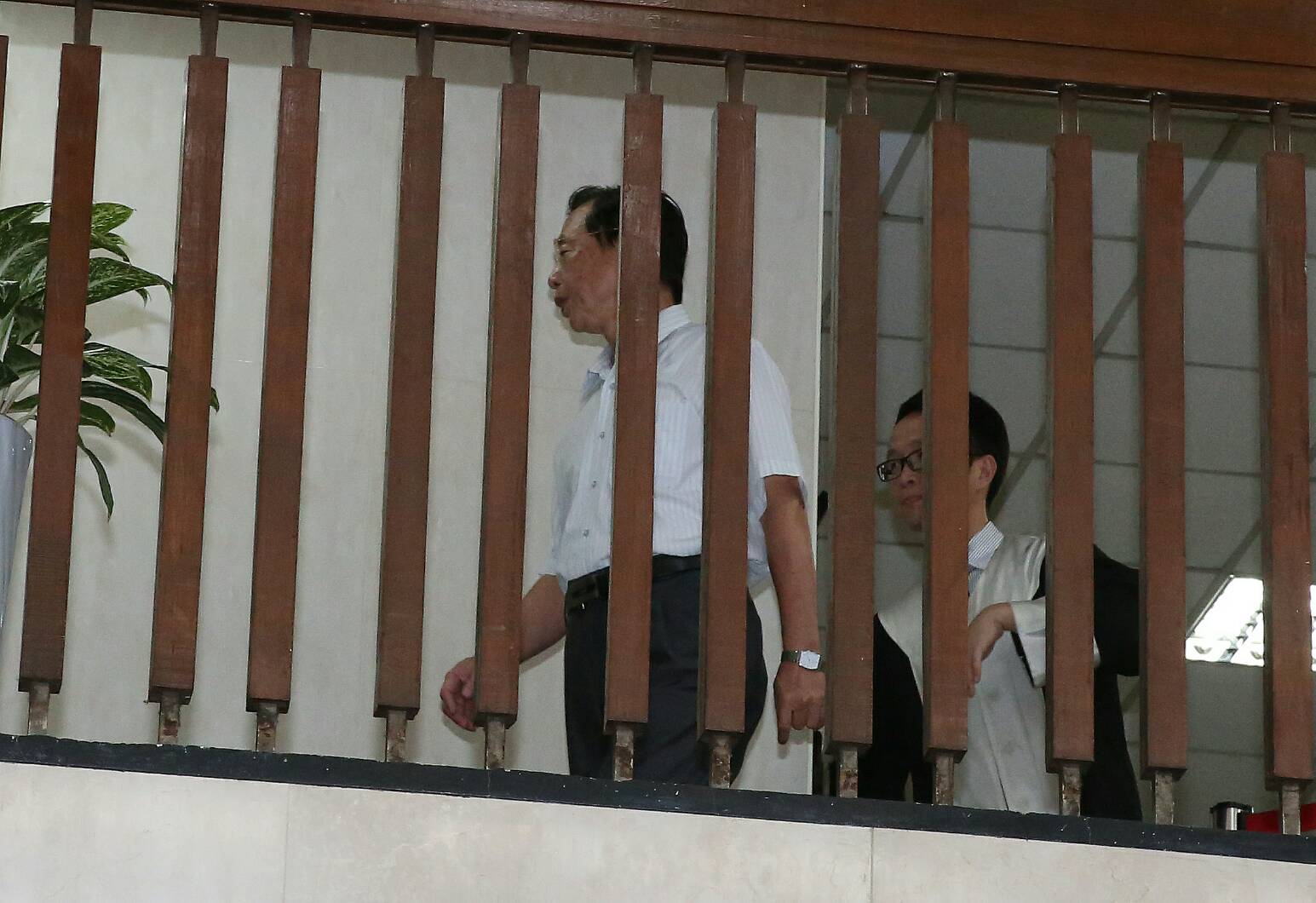 台北市前財政局長李述德（左一）在大巨蛋案涉圖利遠雄，經13小時訊問，晚間近11時遭檢察官限制出境。