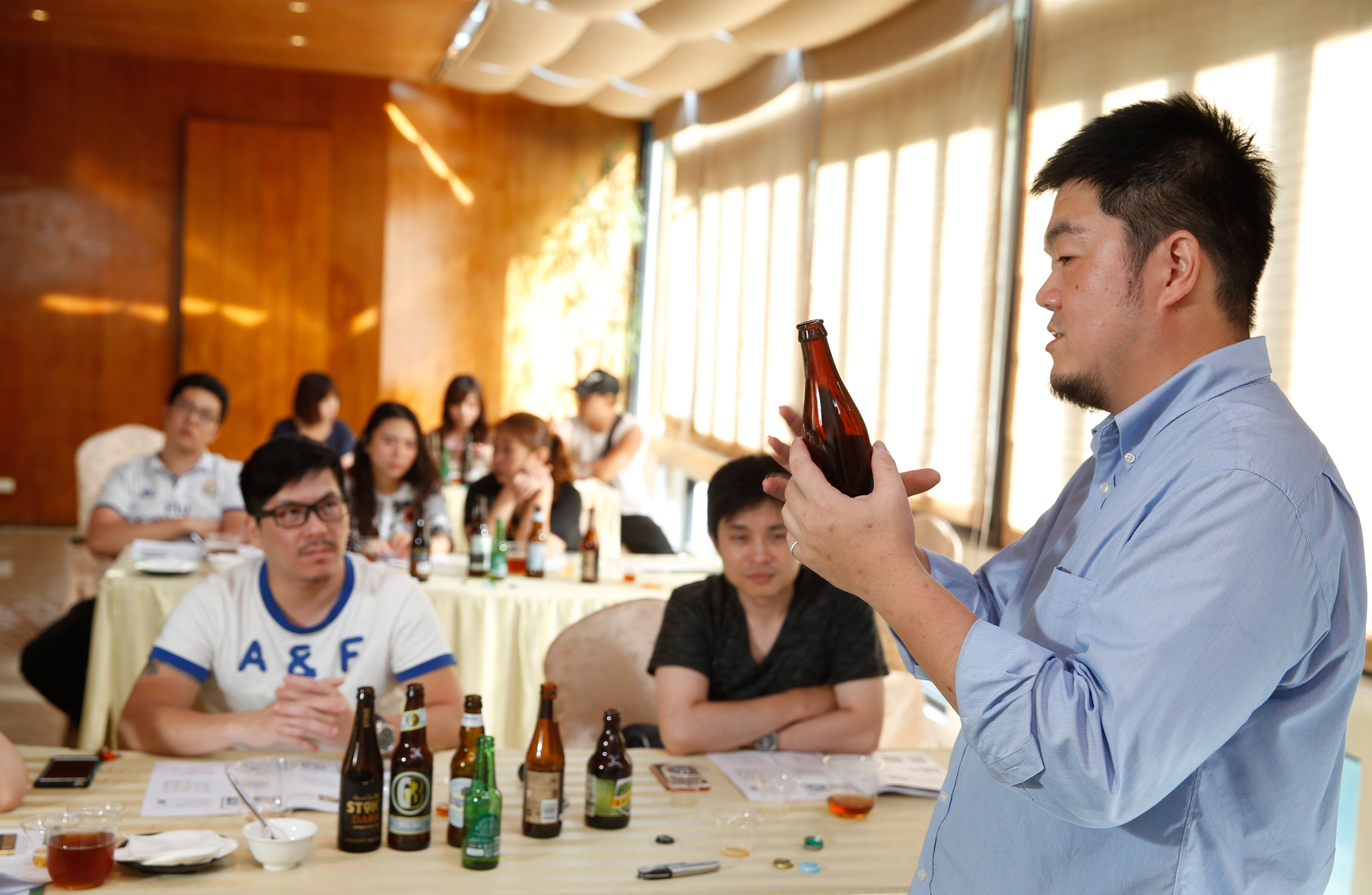 呂炳宏除了賣咖啡，也教授釀酒，圖為日前在馥蘭朵烏來度假酒店授課情景。