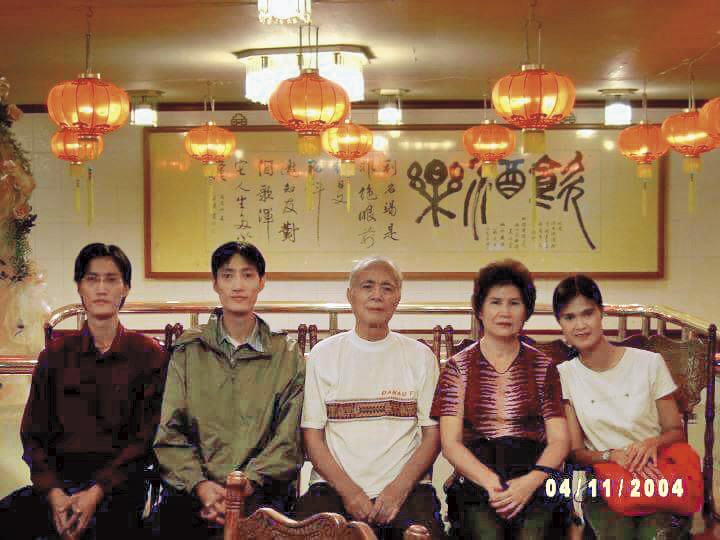 劉承滔(左1)與雙胞胎哥哥、父母、姊姊全家福。(劉承滔提供)