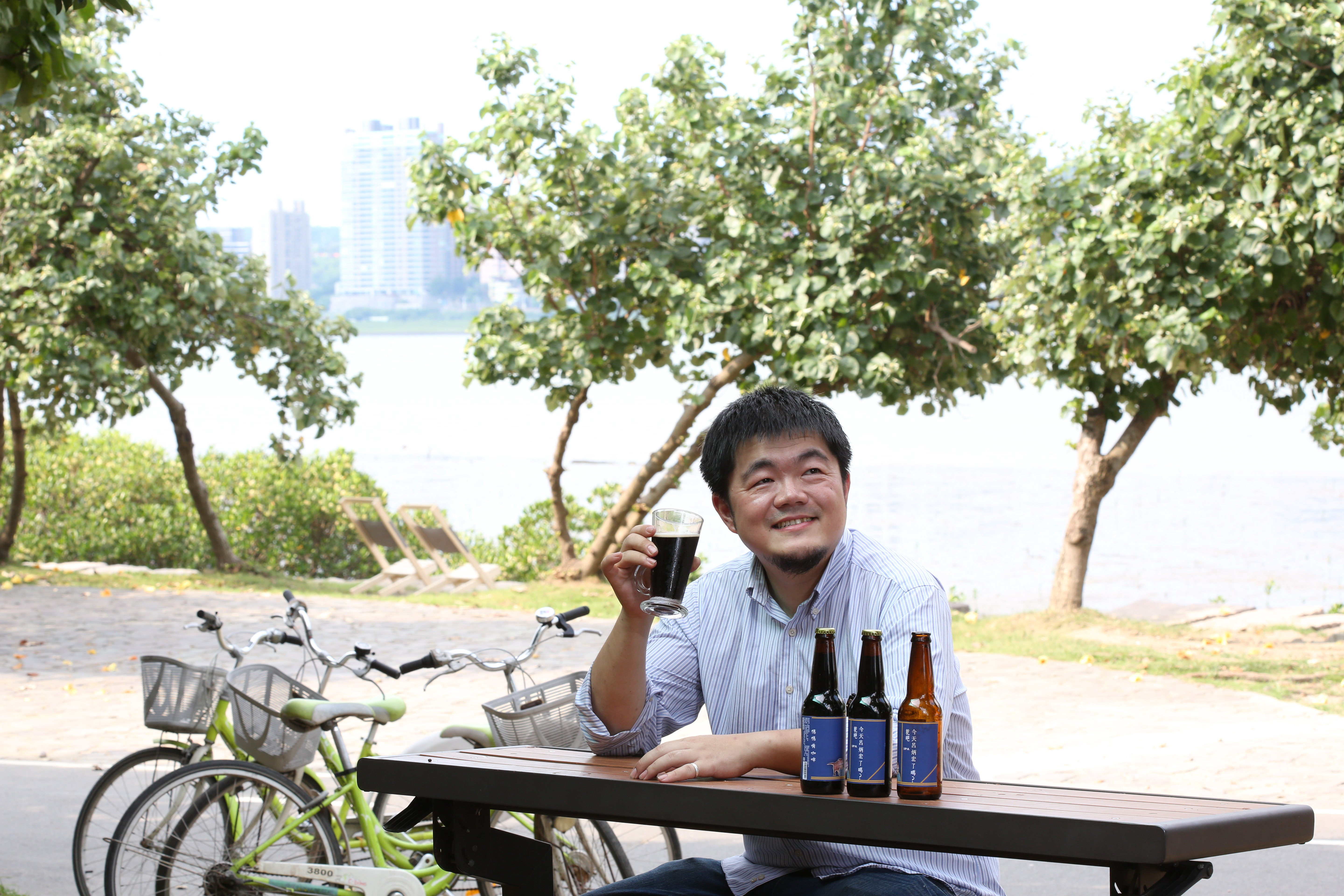 媽媽嘴老闆呂炳宏開釀酒課,首先就是教入門者學怎麼看酒標。