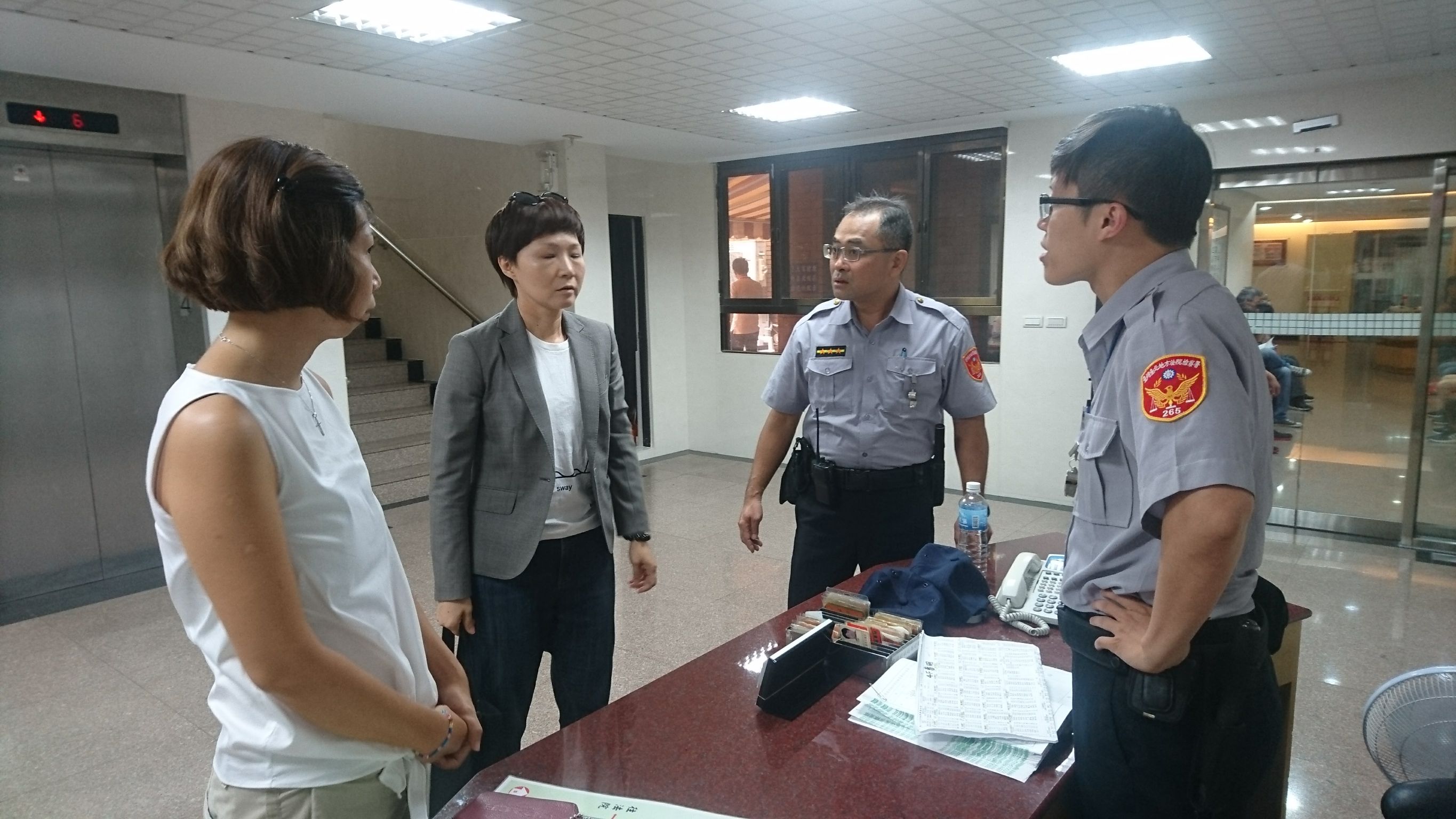 永豐金2員工假冒媒體闖記者會，遭檢方轟出場。