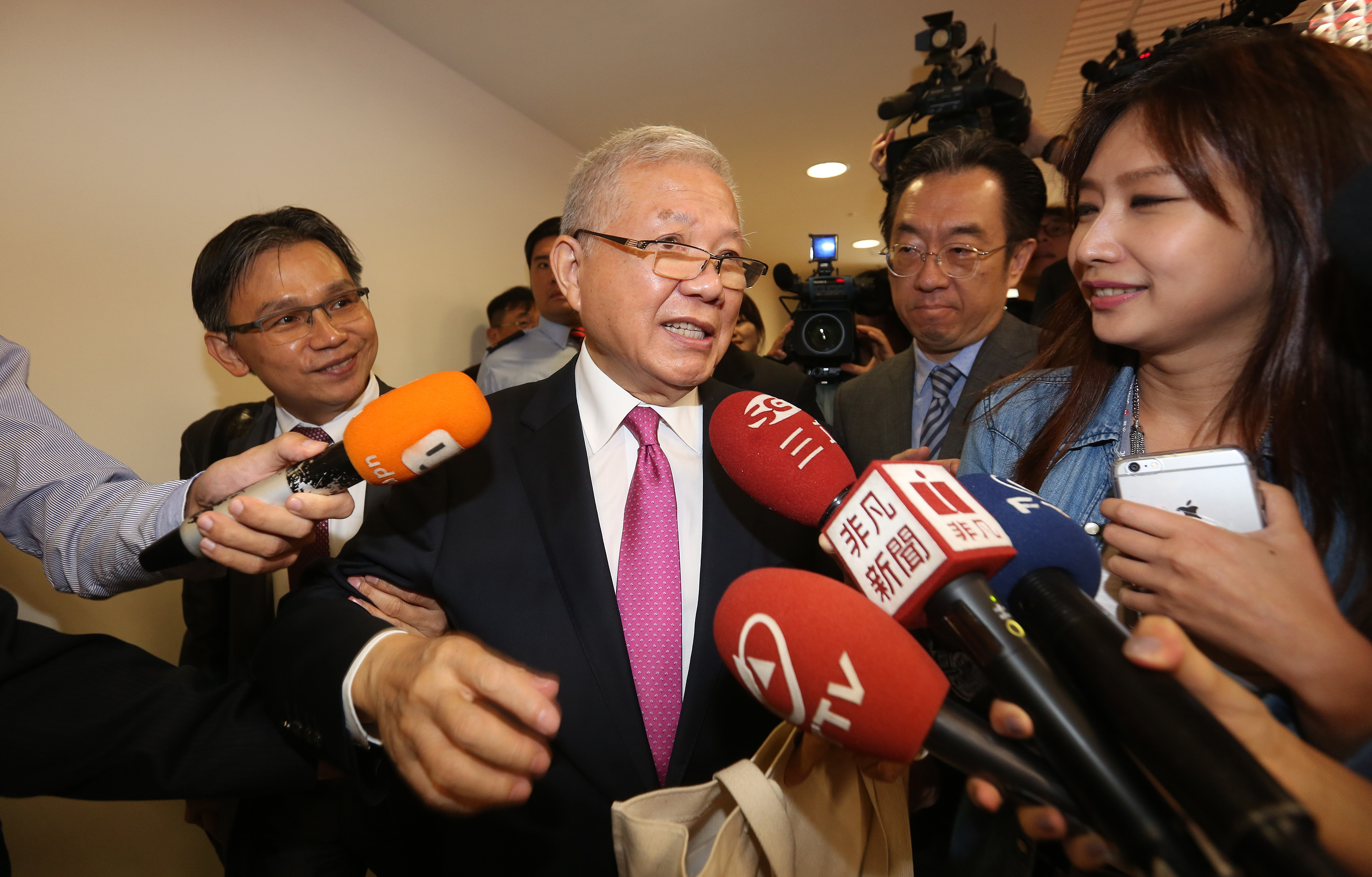 永豐金前董座何壽川因三寶案遭收押，今遭起訴。