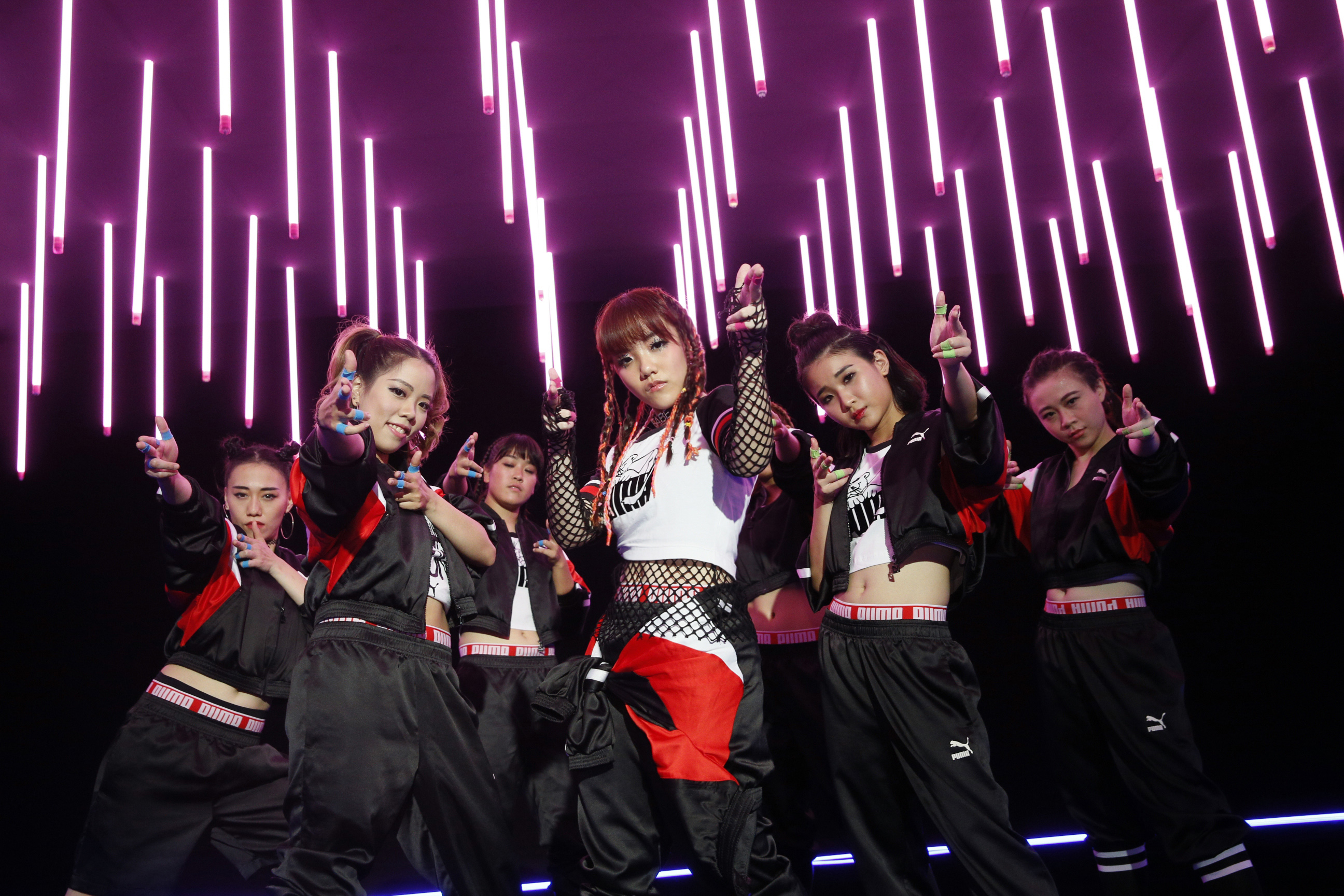 安那（中）有阿妹加持加上苦練6年的舞蹈，讓她出道即受到注目。