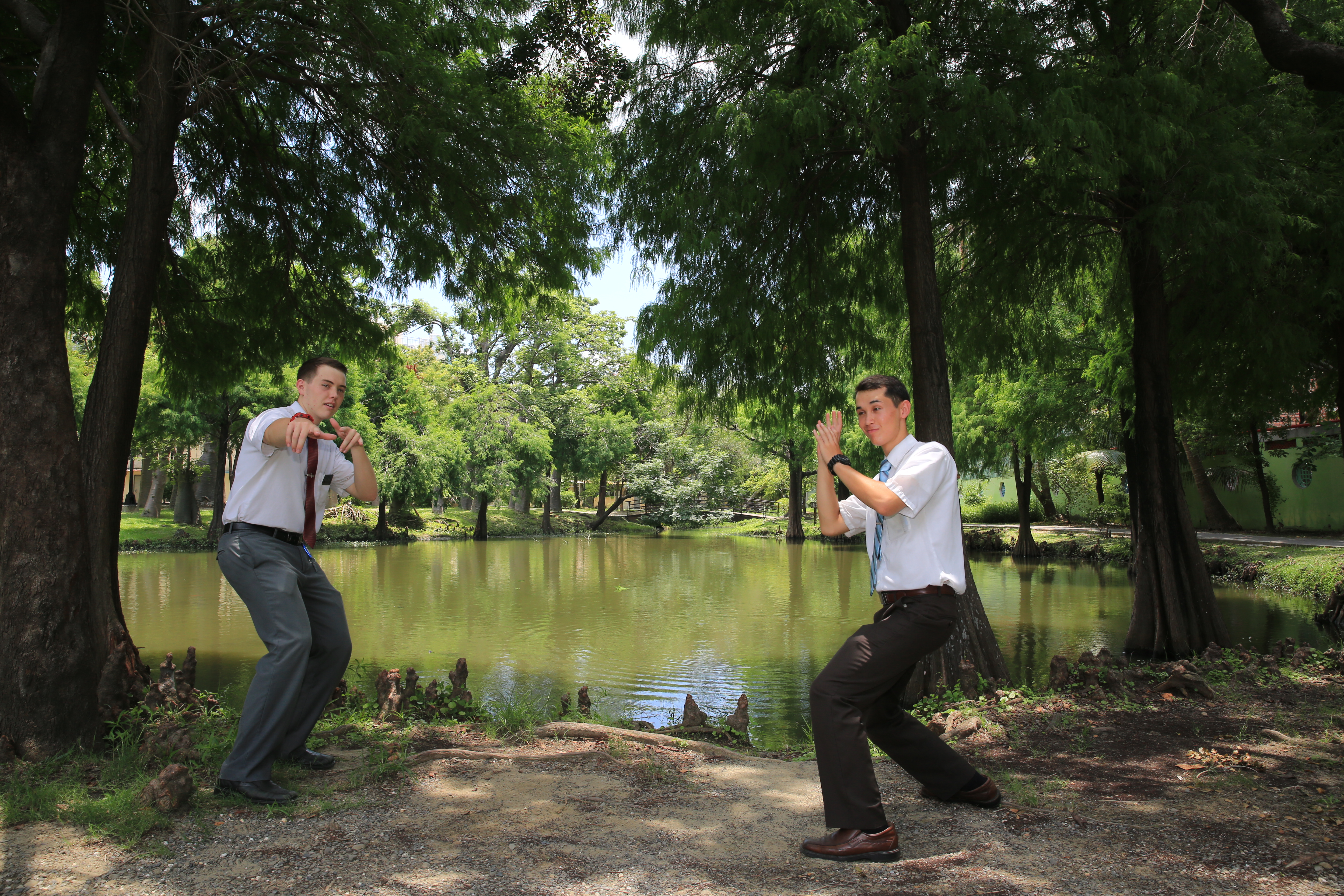 「巴克禮紀念公園」是台南市區的祕密森林，來自美國的傳教士也忍不住走進林間，看到鏡頭，俏皮比劃武術。