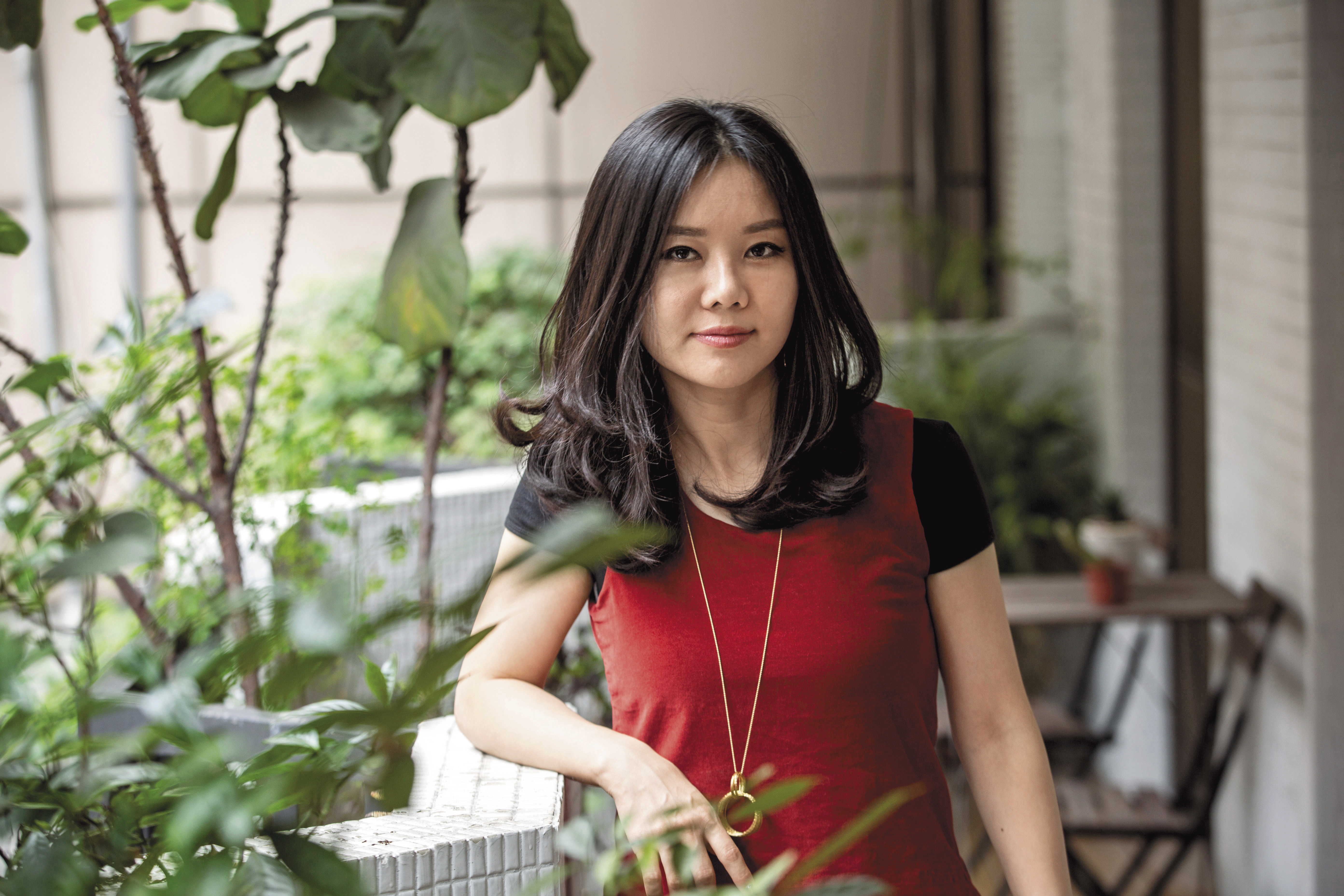 李晛瑞本名金智惠，因母親改嫁改名朴敏英，半生脫北逃亡過程中，為隱藏身分，她不斷改名，成了擁有7個名字的女人。