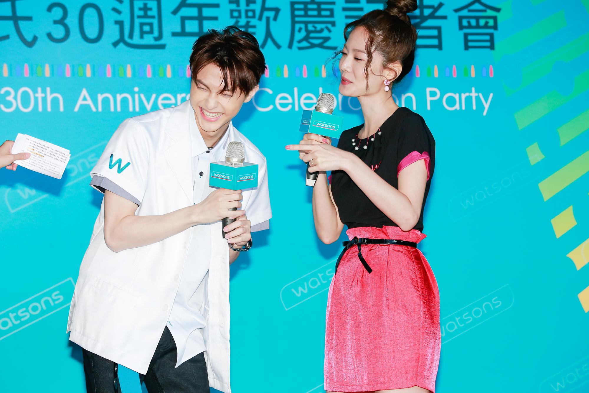 王子、曾之喬因演出《稍息立正我愛你》被逆齡配對。