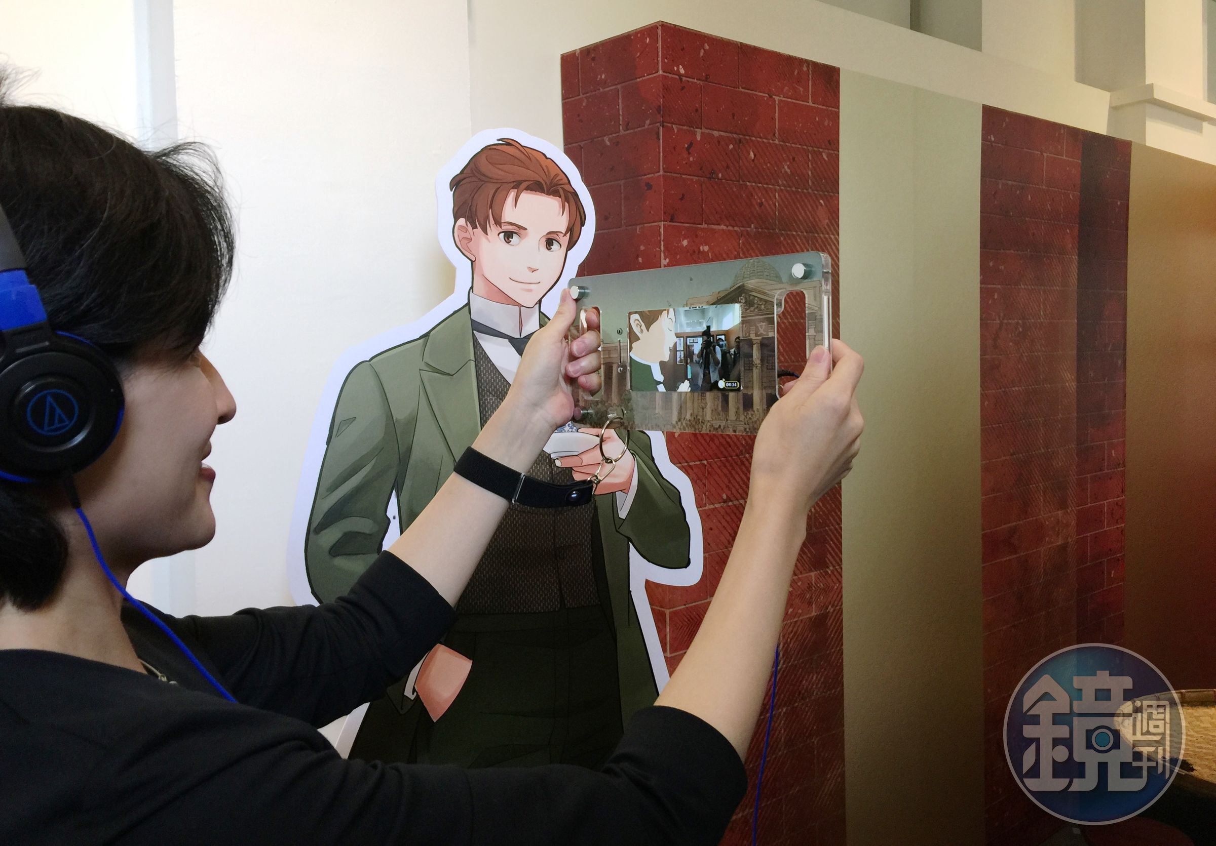 文化部長鄭麗君手持AR，由漫畫人物自己介紹展品。
