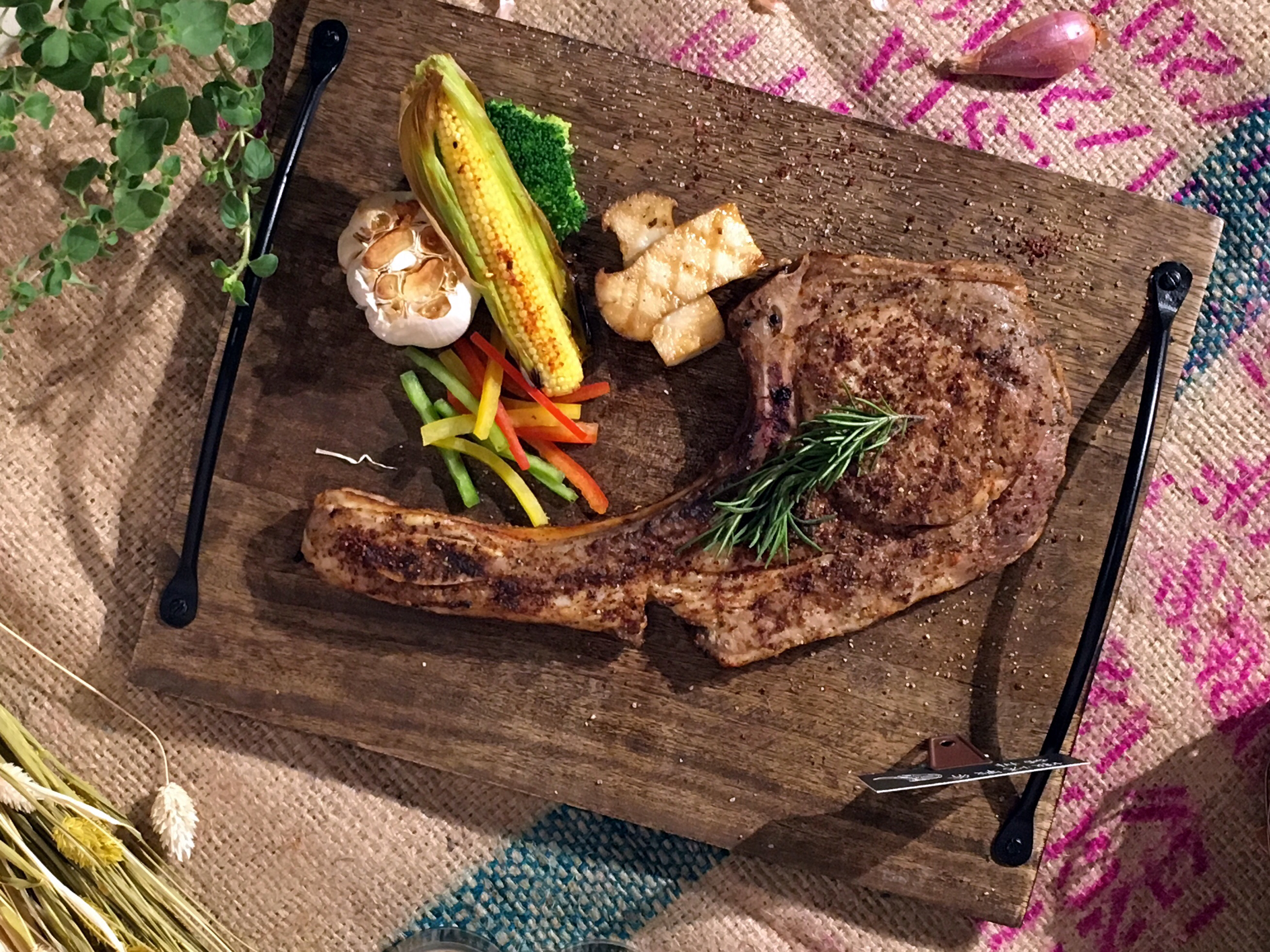 嫩烤戰斧豬排」使用雲林「良作工場」的優質「究好豬」製作。（680元／份）