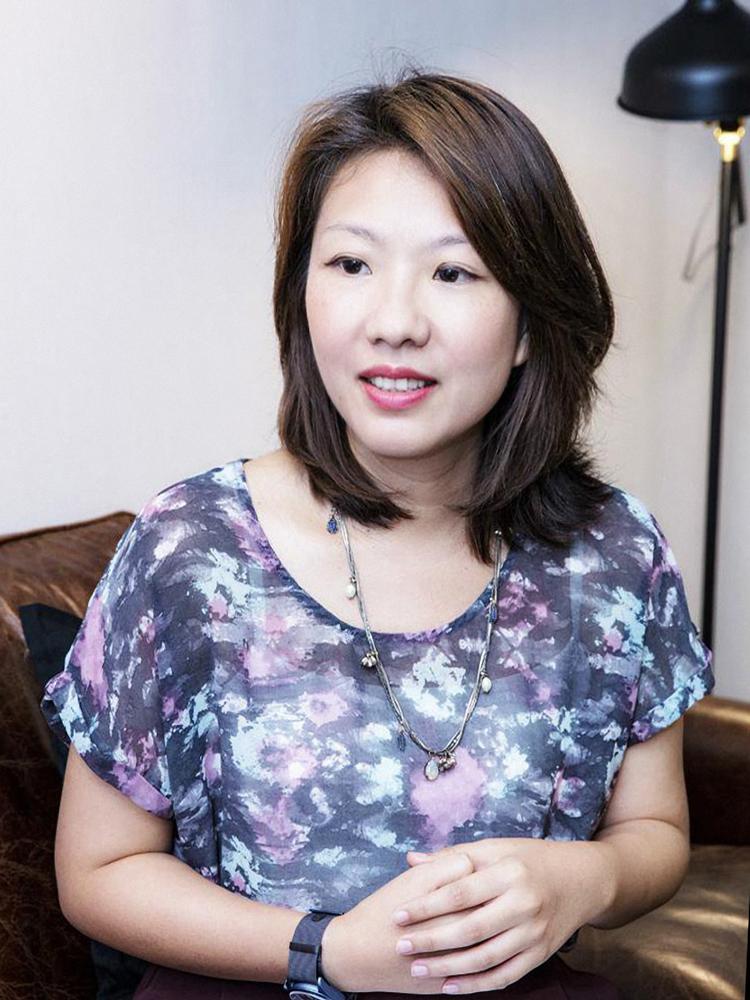 ASHFORD在美國已經有20年的時間，無論是網址或是倉庫、管理處都是位於美國，也是統一由美國以UPS出貨，所以在誠信上是沒有問題的。而ASHFORD的優勢除了價格之外，其實品牌與錶款的種類也是頗值得一提。網站上至少有70個以上的品牌、與3000種以上的錶款可以選擇，這是傳統實體通路所不能做到的。當然跨國網路通路有售後服務的問題，所以我們在台灣設立了服務中心，消費者有任何問題或是需要保固服務都可以送來這裡。而在香港ASHFORD也設有「取貨」中心，高單價錶款亦可以相約在此「面交」。