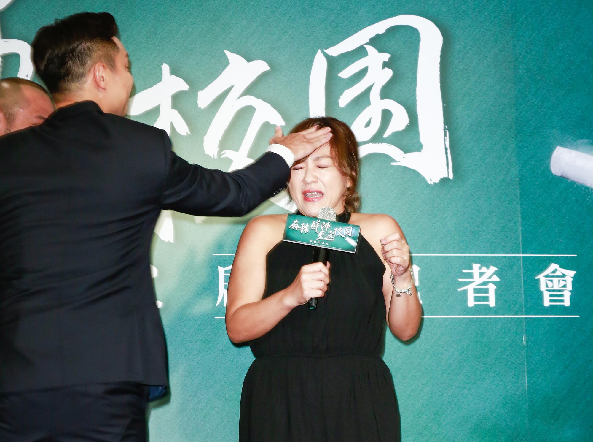 杜詩梅嗆謝祖武拍戲時都在教他們「叼牌」，被謝祖武一把巴額頭，清脆一聲現場媒體無不聽見。