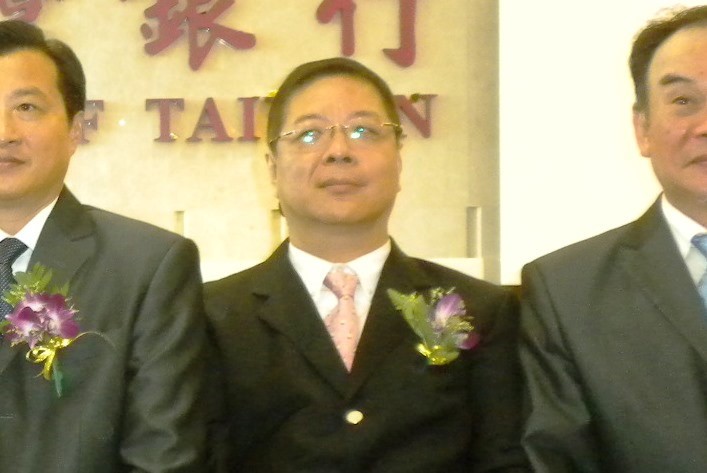 三寶董事長李俊傑（圖中）。