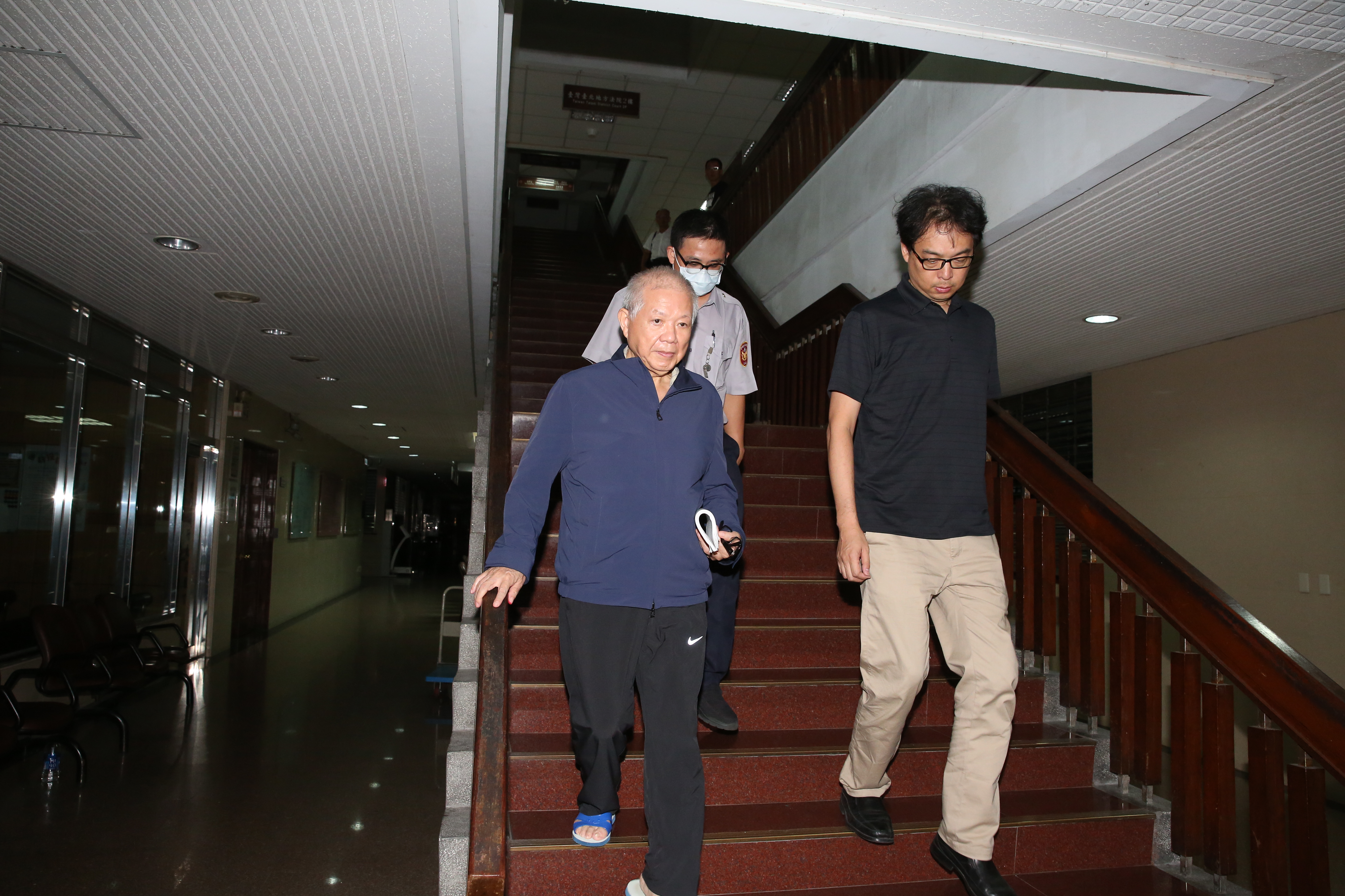 永豐金前董座何壽川（左）因三寶遭檢調求刑12年，並以4億元天價交保。