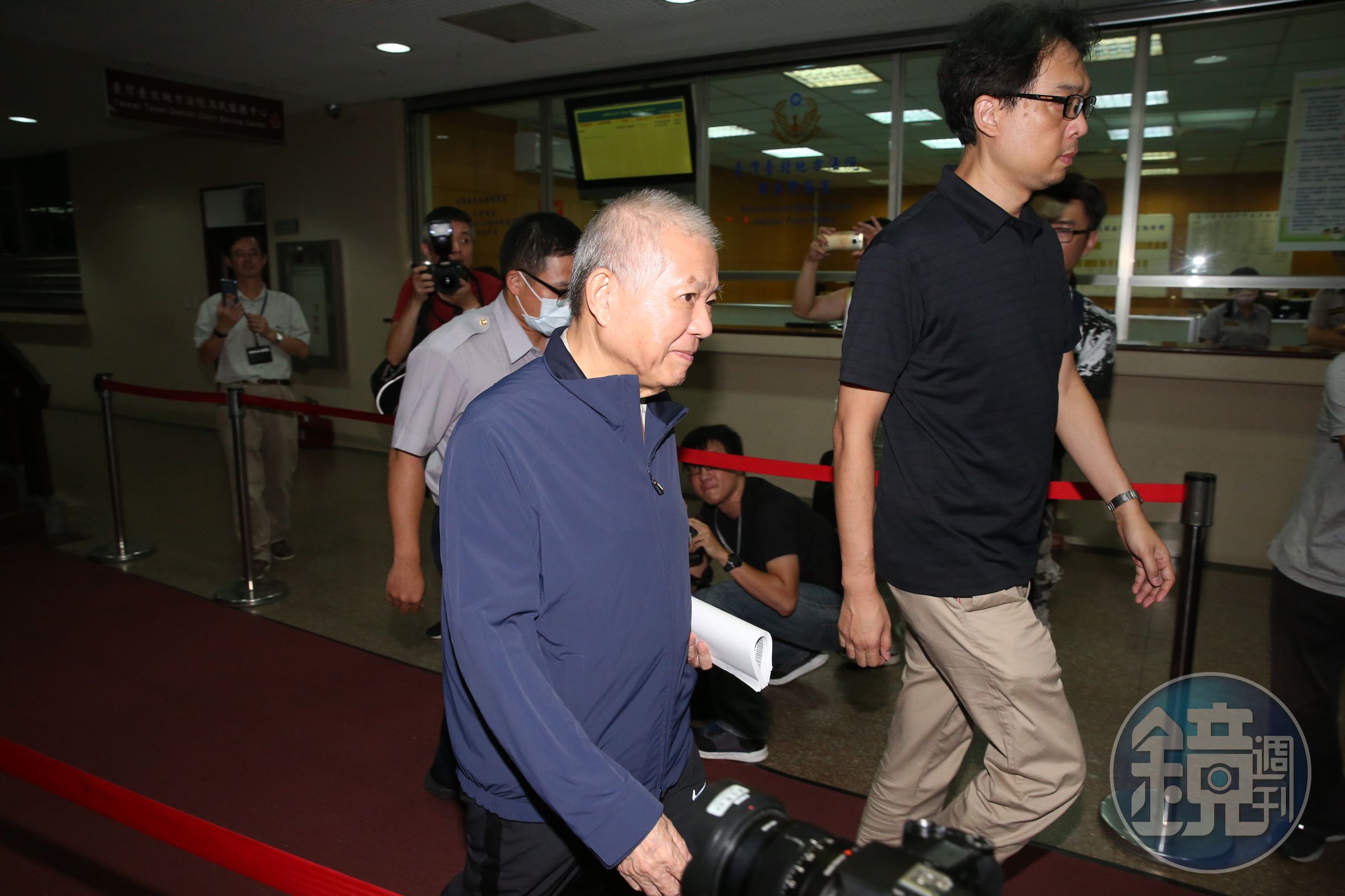 台北地檢署今起訴永豐金前董座何壽川等19人，何壽川（左）以4億元交保。