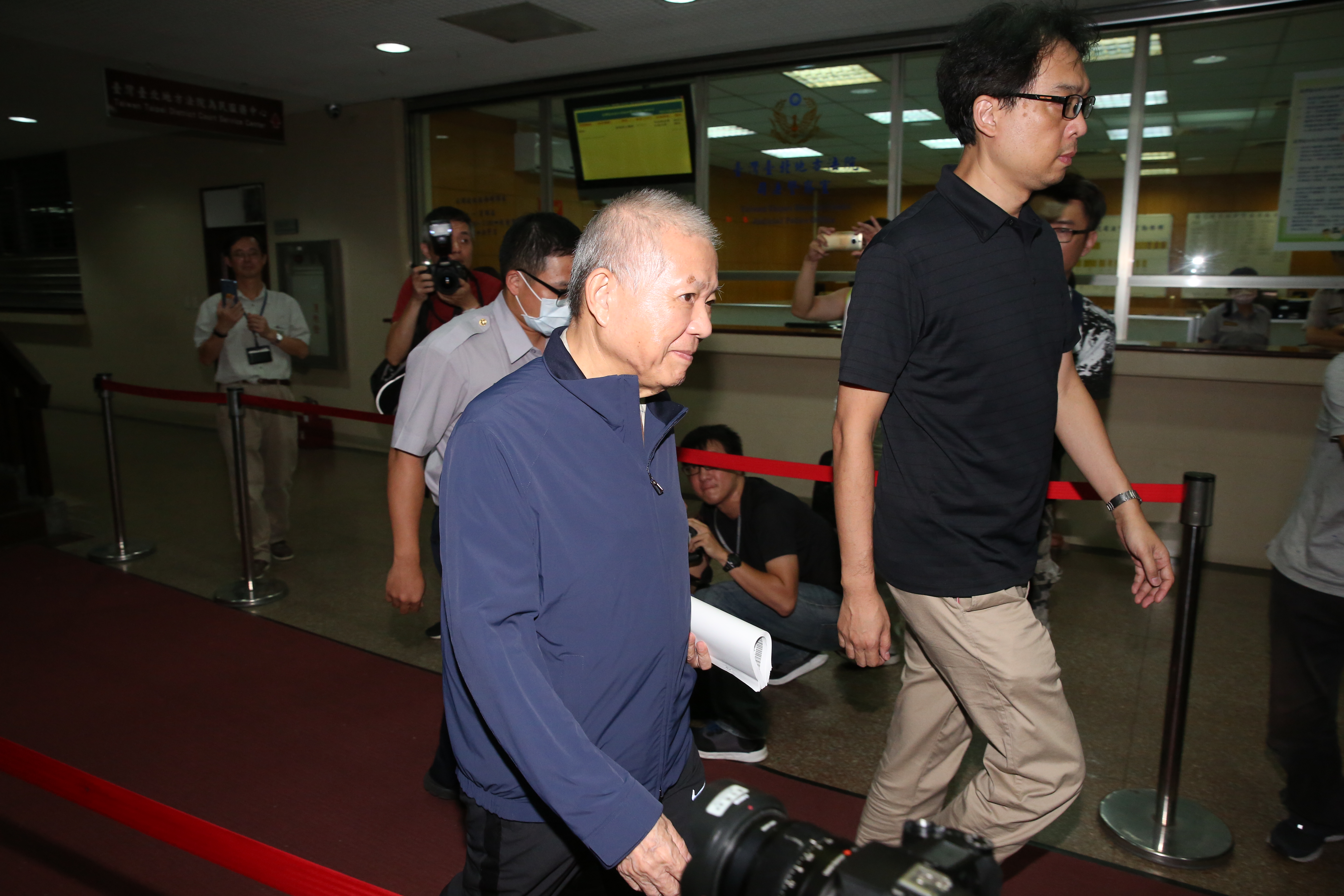 台北地檢署今起訴永豐金前董座何壽川等19人，何壽川（左）以4億元交保。