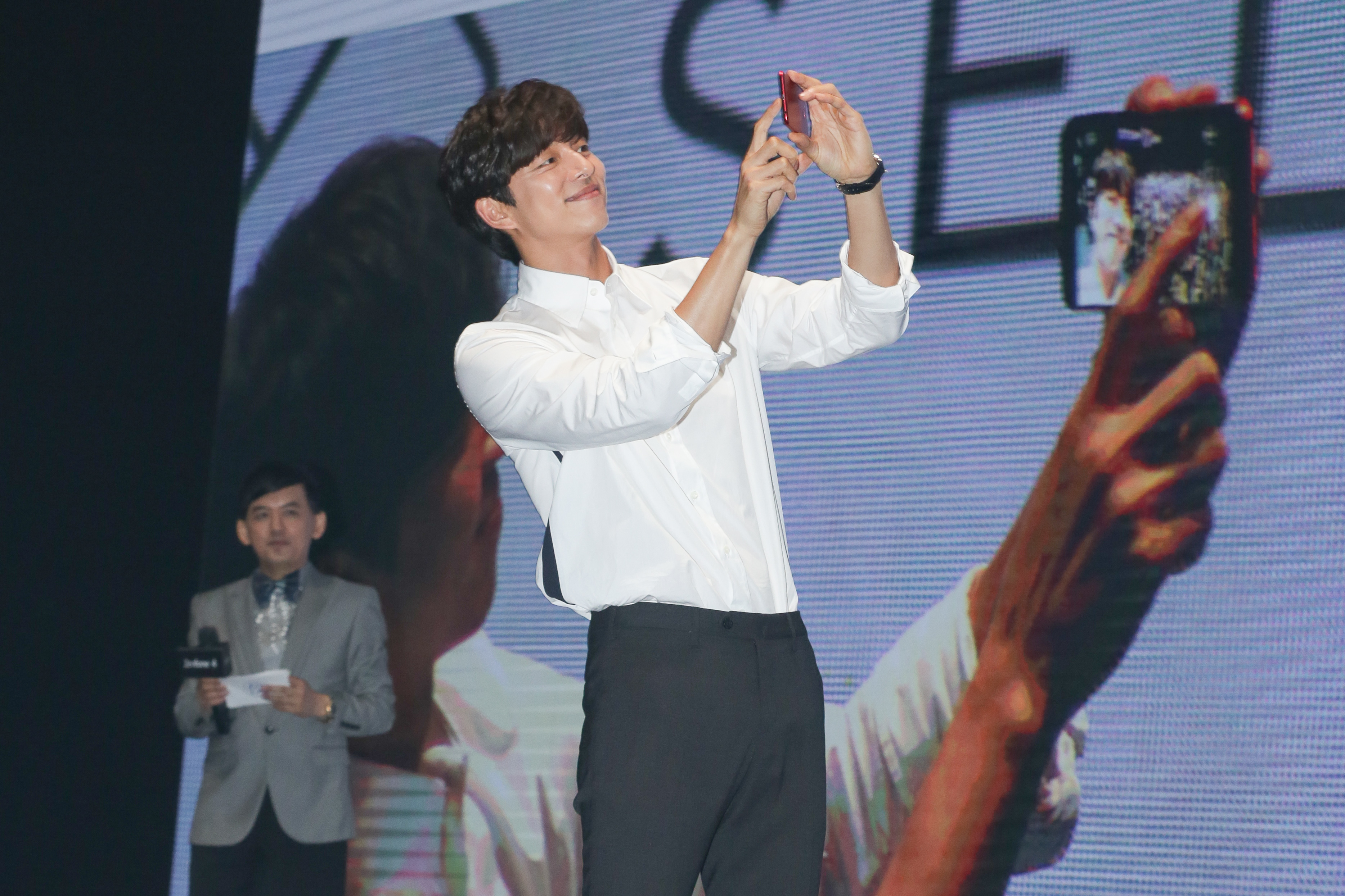 孔劉手持ZenFone4與發表現現場粉絲自拍，留下紀念合照。