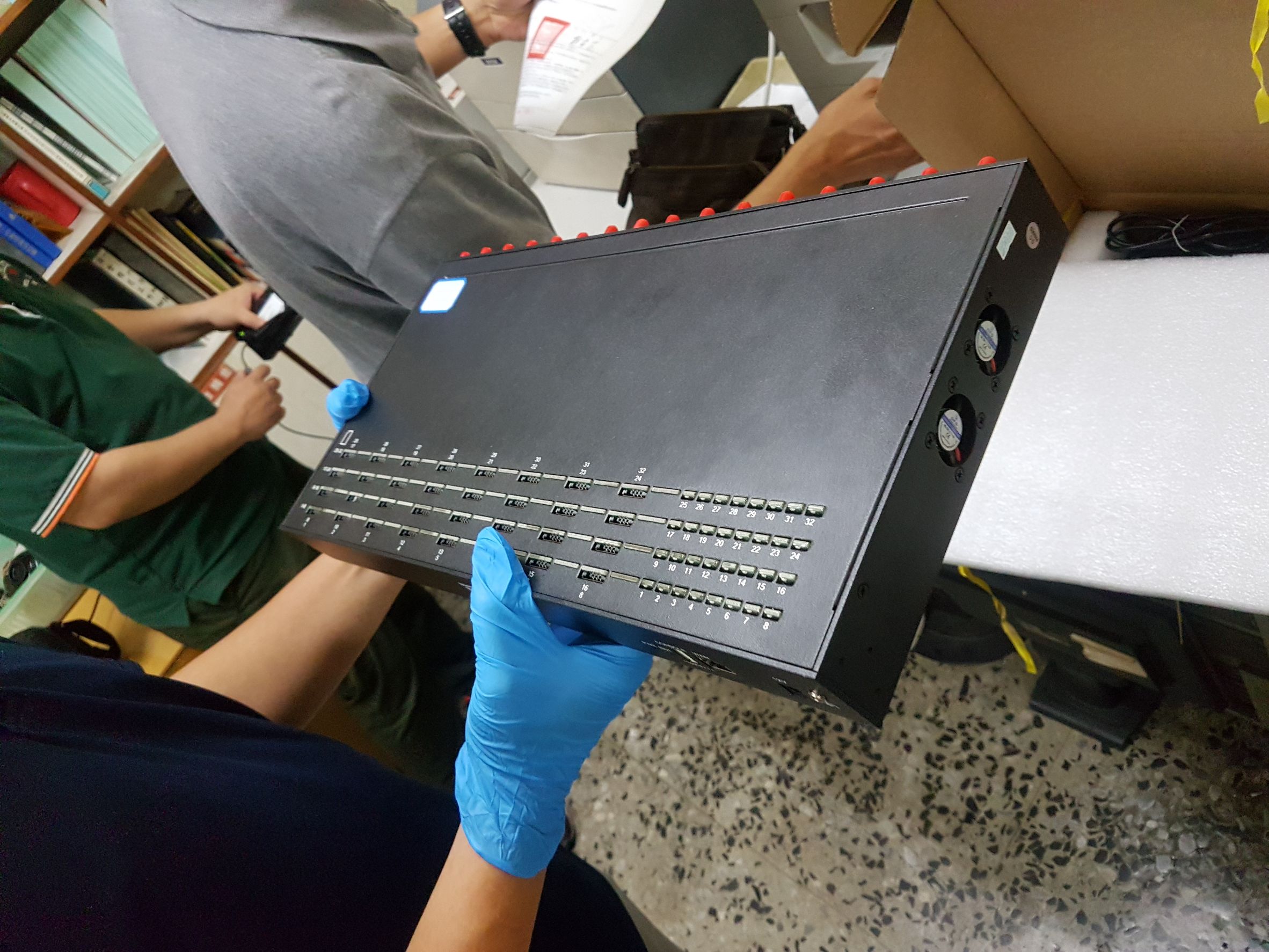 警方查扣多部DMT節費器，號稱可囊括所有號碼進行詐騙。