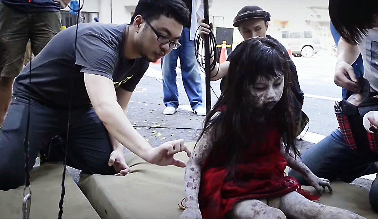 程偉豪有才氣又肯在拍片時「省吃儉用」，用極低預算把「紅衣小女孩」1、2集和「目擊者」拍出大片感受，雖然特效還有升級空間，已為新一代電影人做了良好示範。翻攝自《紅衣小女孩》幕後花絮