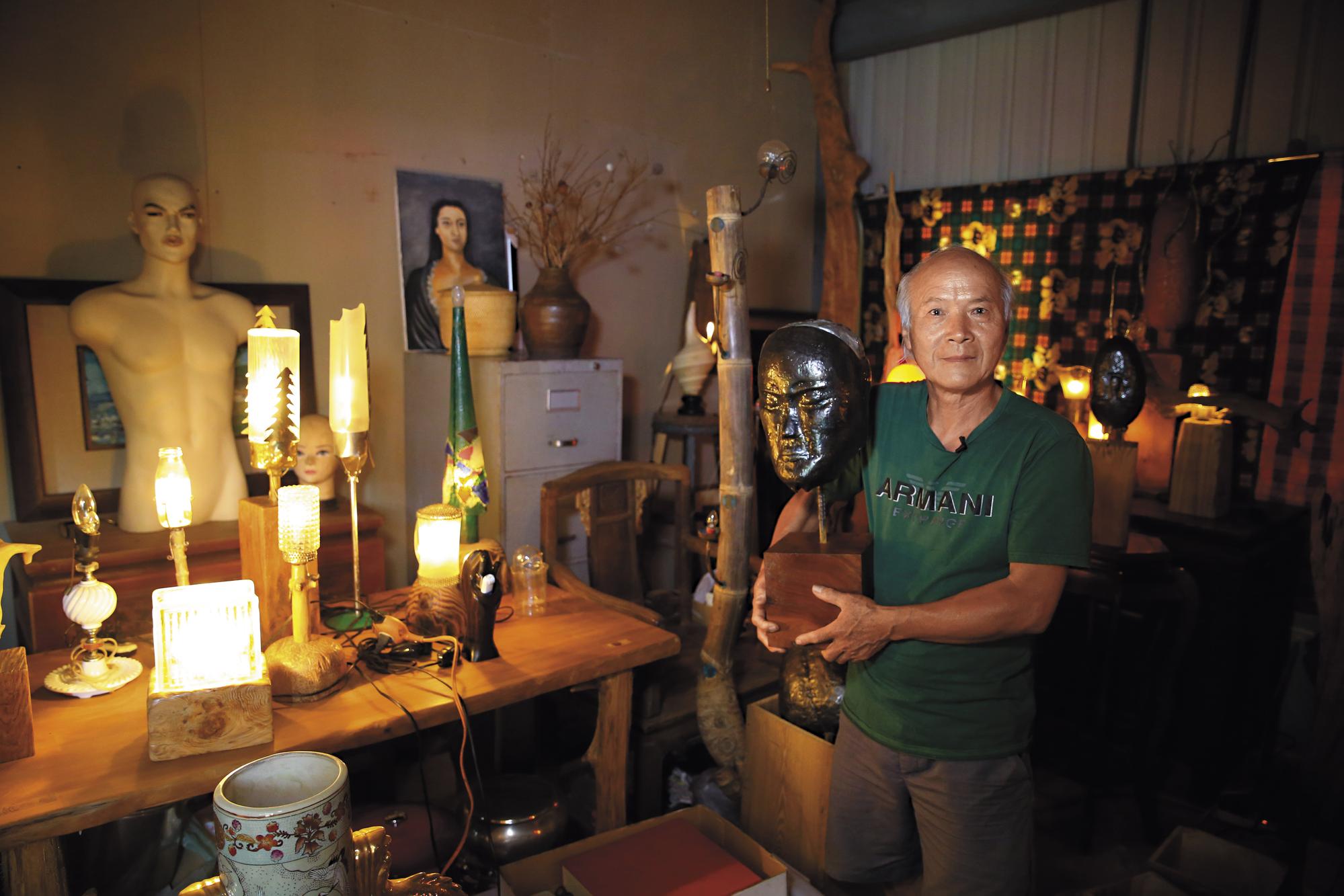 魏德松的工作室有一個小房間，裡頭全是他四處撿拾廢棄玻璃、銅鐵，用細膩手工做成的燈具和藝術品。