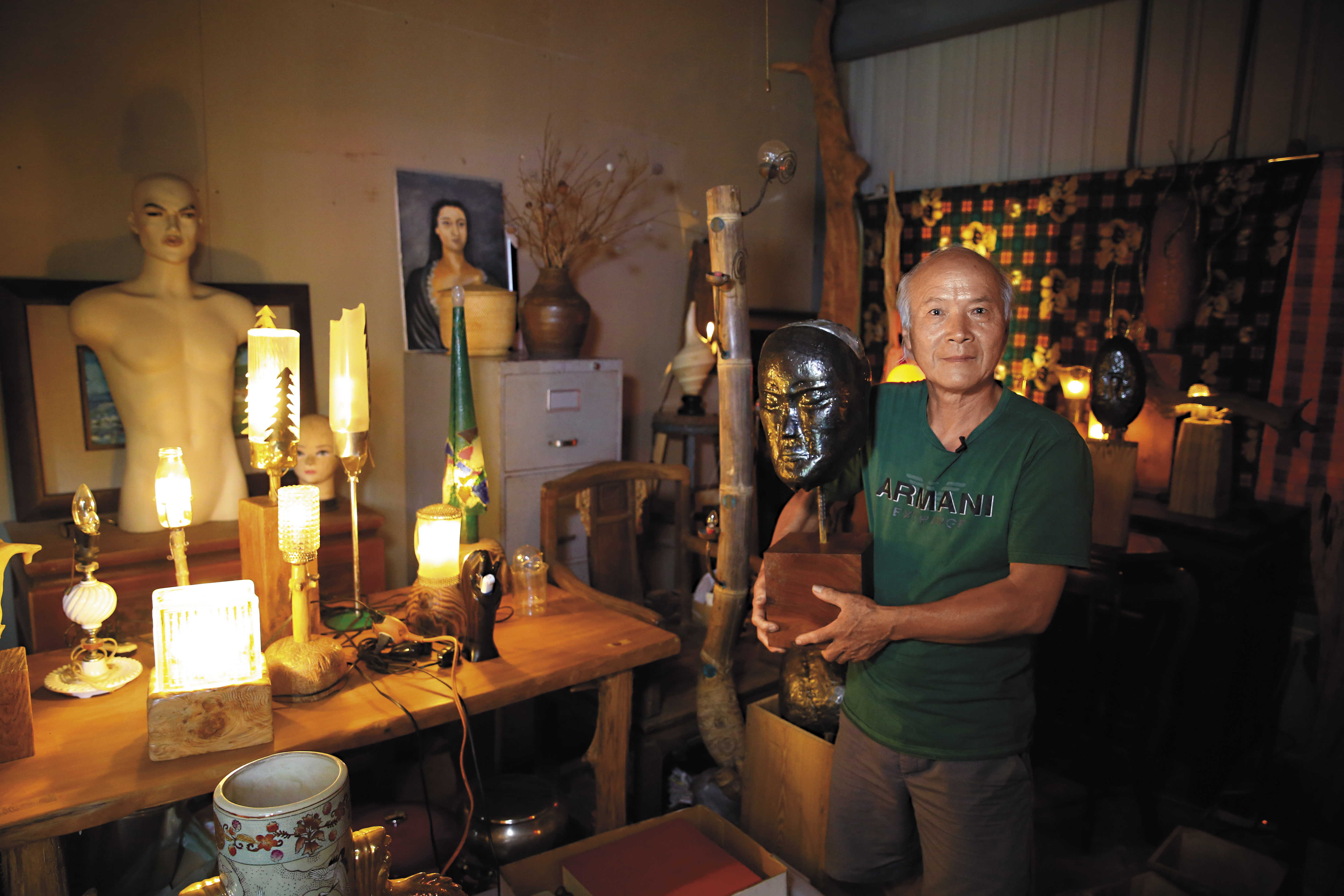 魏德松的工作室有一個小房間，裡頭全是他四處撿拾廢棄玻璃、銅鐵，用細膩手工做成的燈具和藝術品。