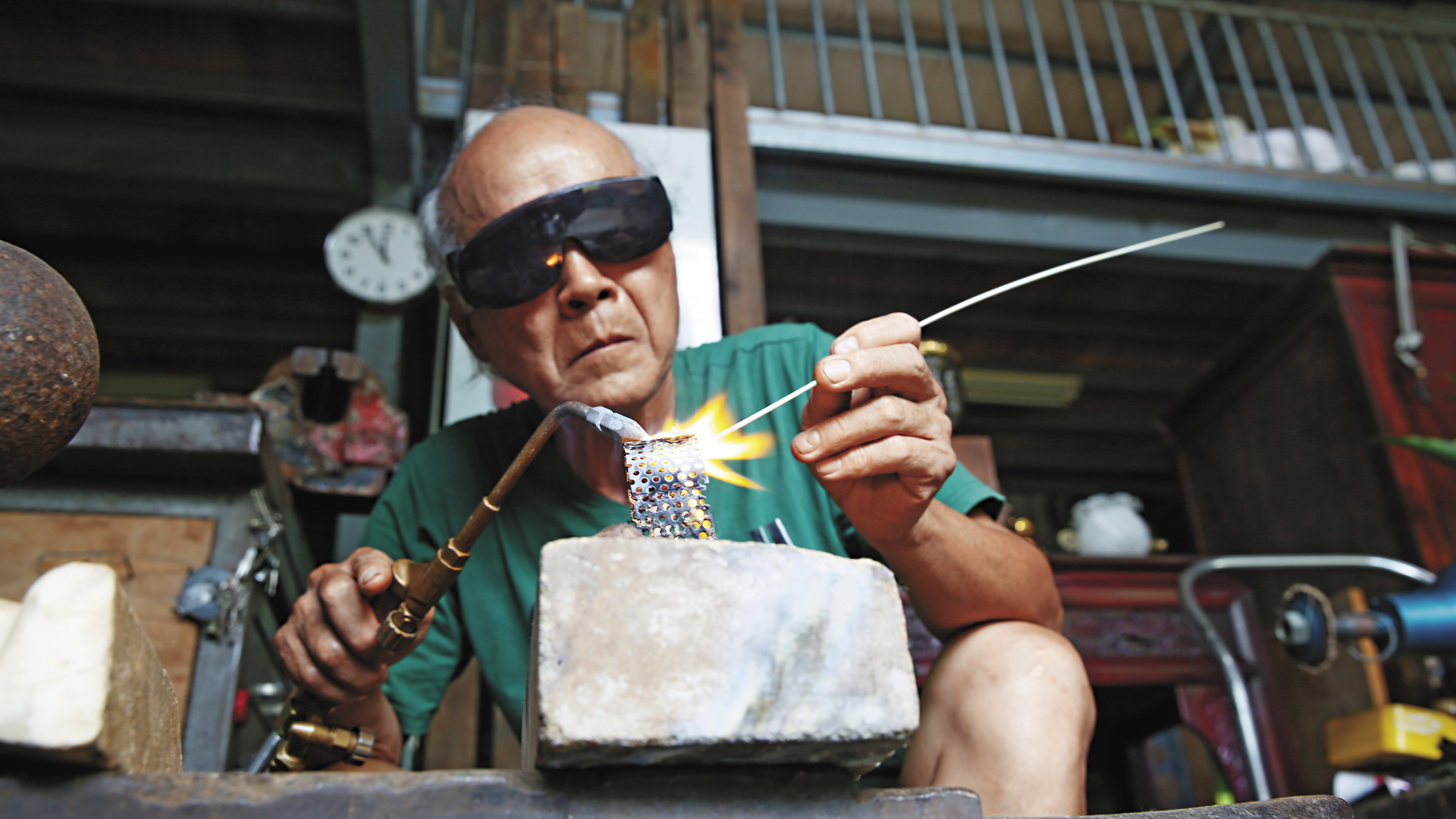 魏德松隨意撿起廢棄沖孔鐵片，現場示範造型和鍍銅，沒多久廢棄物就成了帶有美感的工藝品。