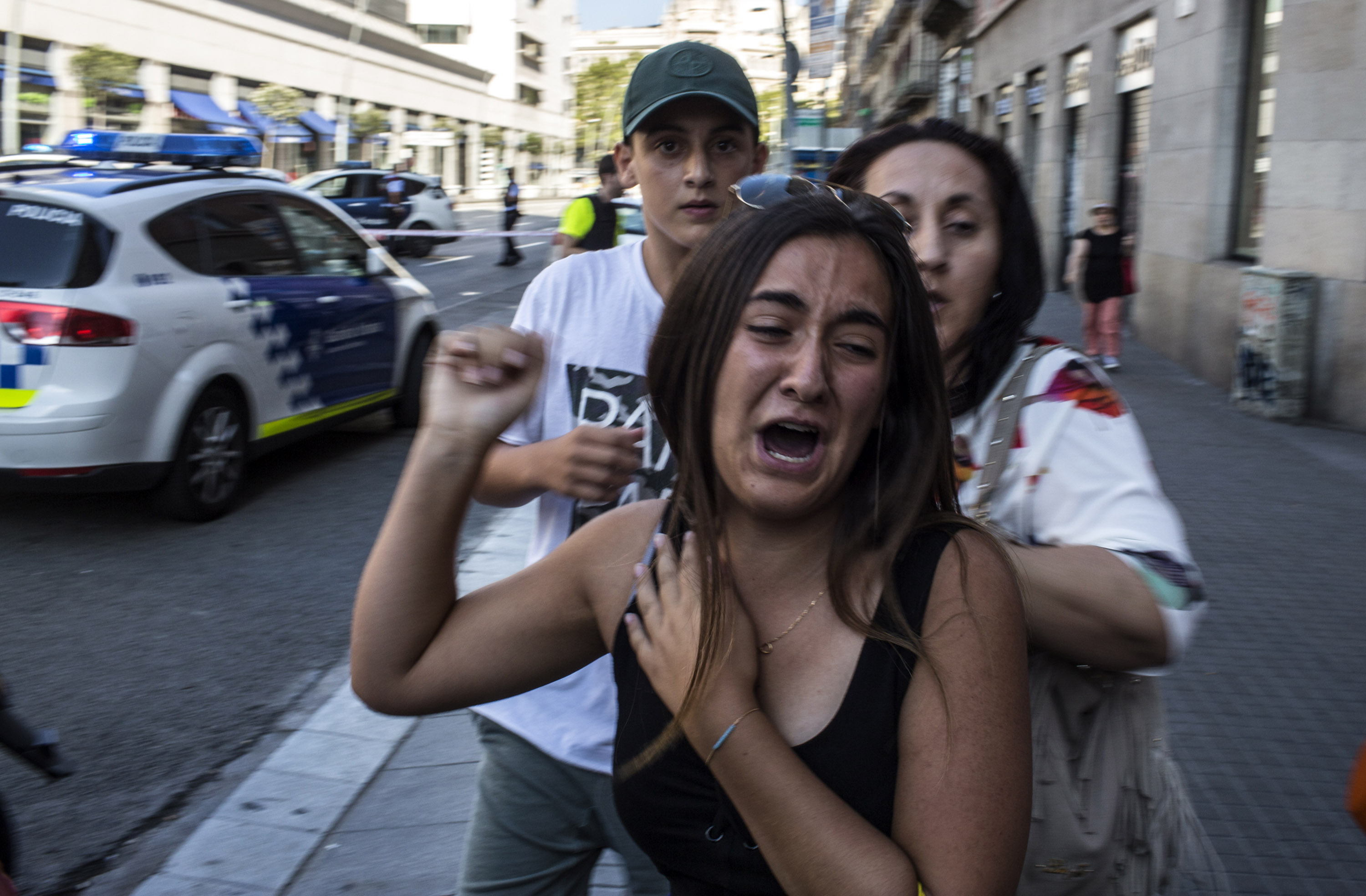 一輛蓄意釀成最大傷害的白色箱型車，17日在巴塞隆納的知名景點蘭布拉大道衝撞行人，至少釀成13死。（東方IC）