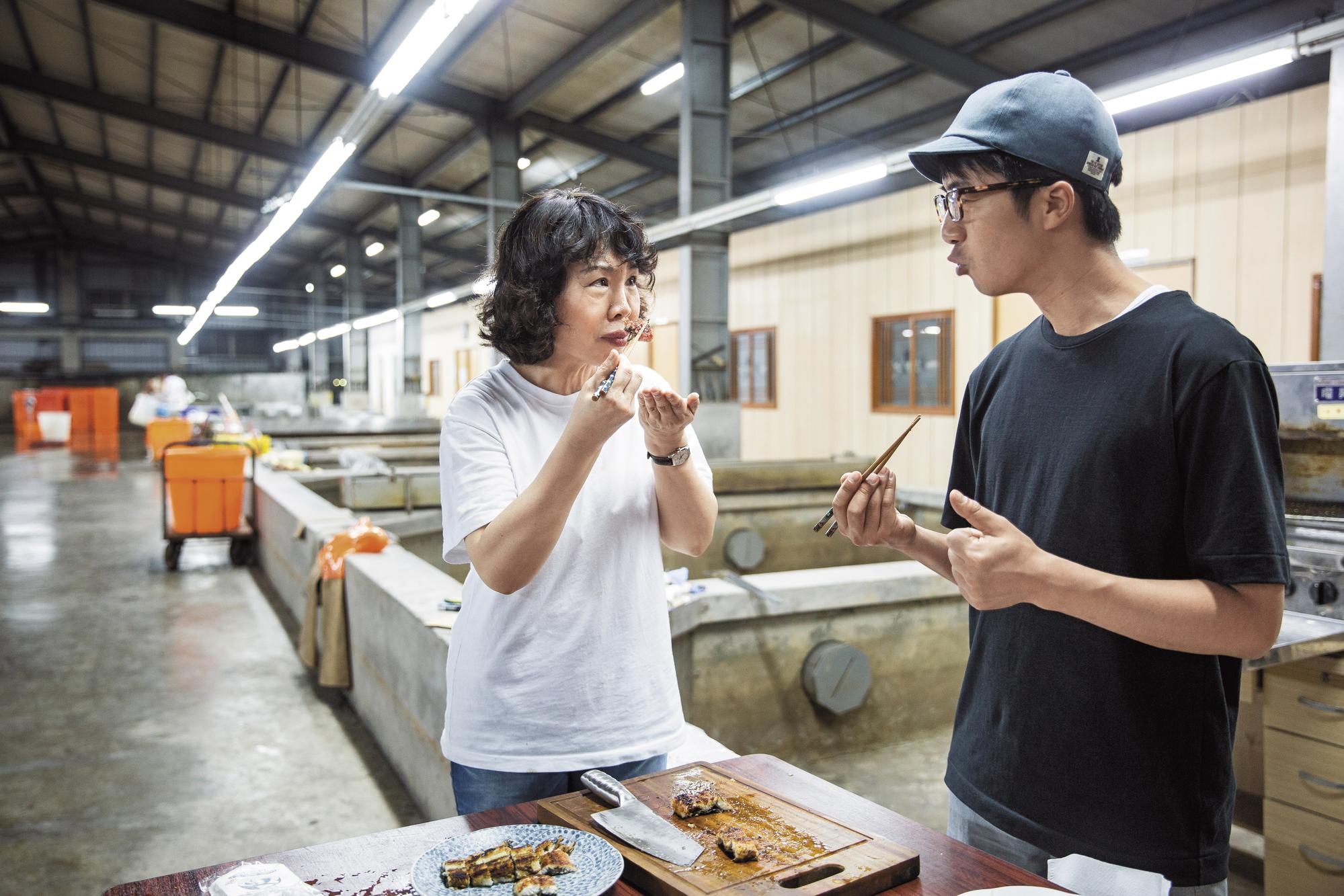 日本九州百年鰻魚名店「田舍庵」第4代傳人緒方大(右)到旺生包裝廠試魚。