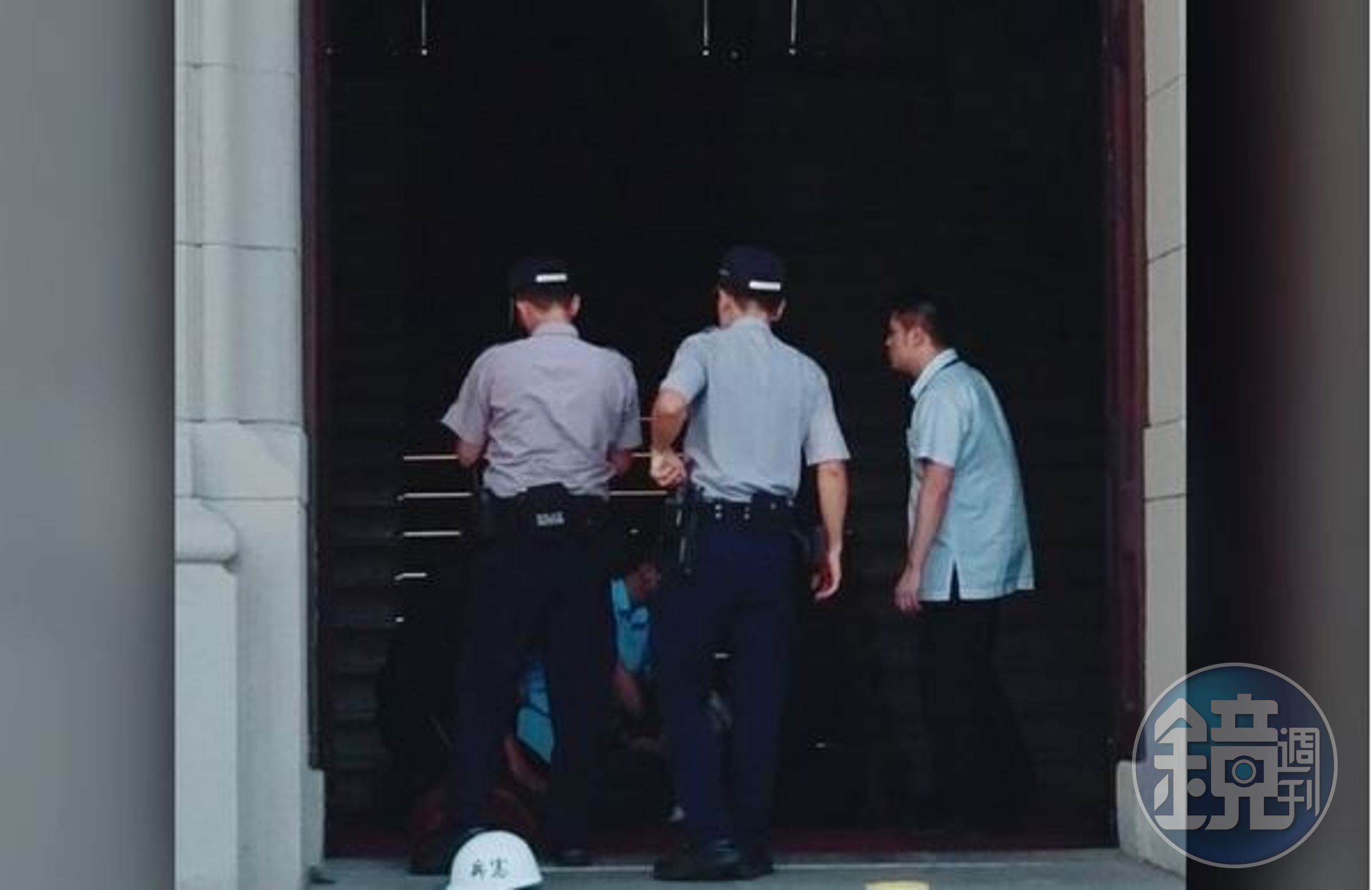 總統府憲兵遭呂姓男子持刀砍傷，幸虧送醫後無大礙。