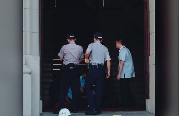 總統府憲兵遭呂姓男子持刀砍傷，幸虧送醫後無大礙。