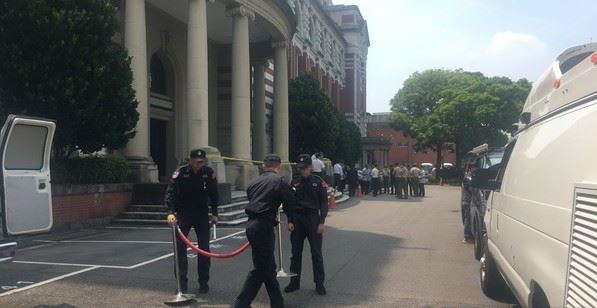 憲兵遭砍後，總統府周邊軍警也立即將維安再升高。