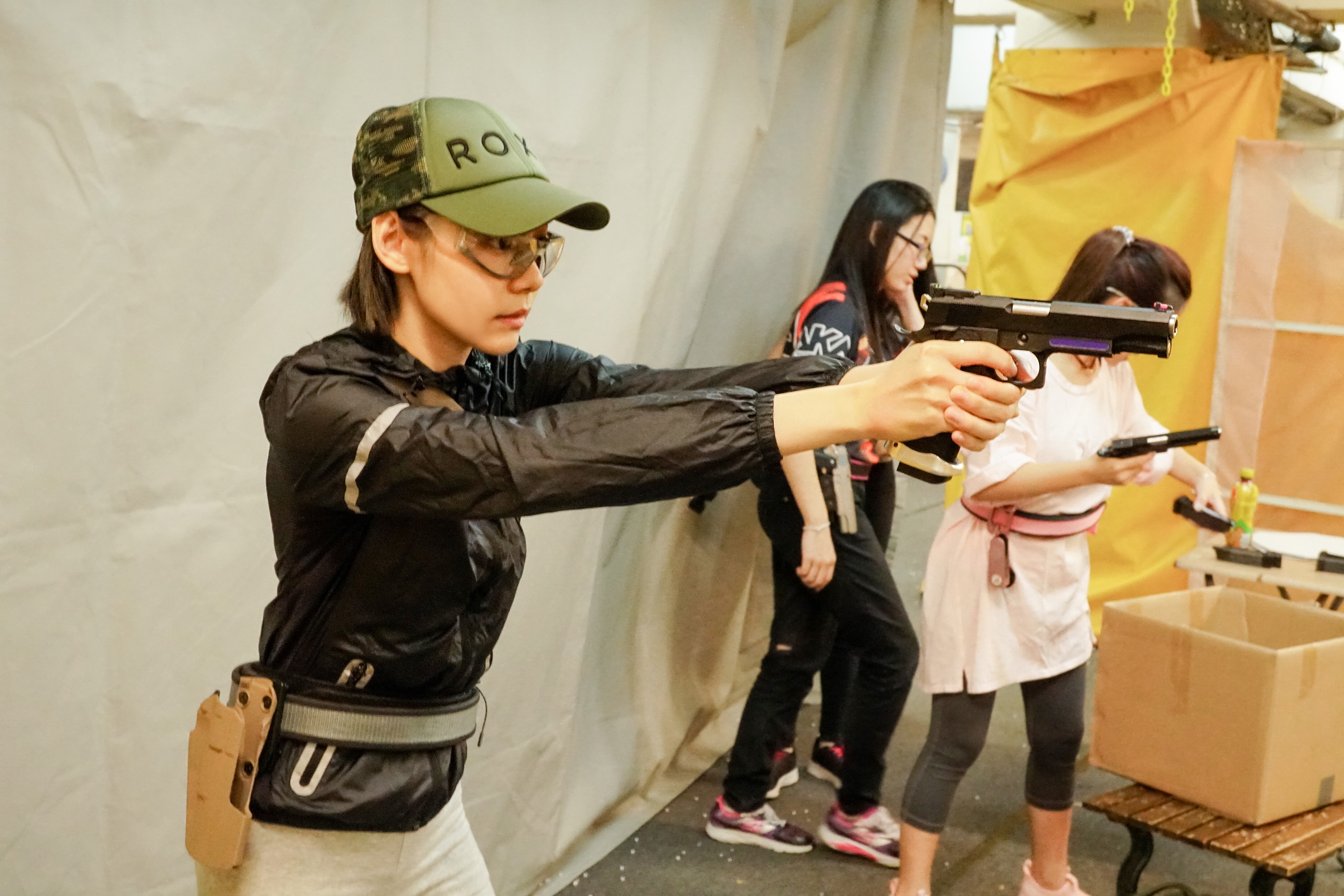 林明禎為了電影從事槍擊訓練。