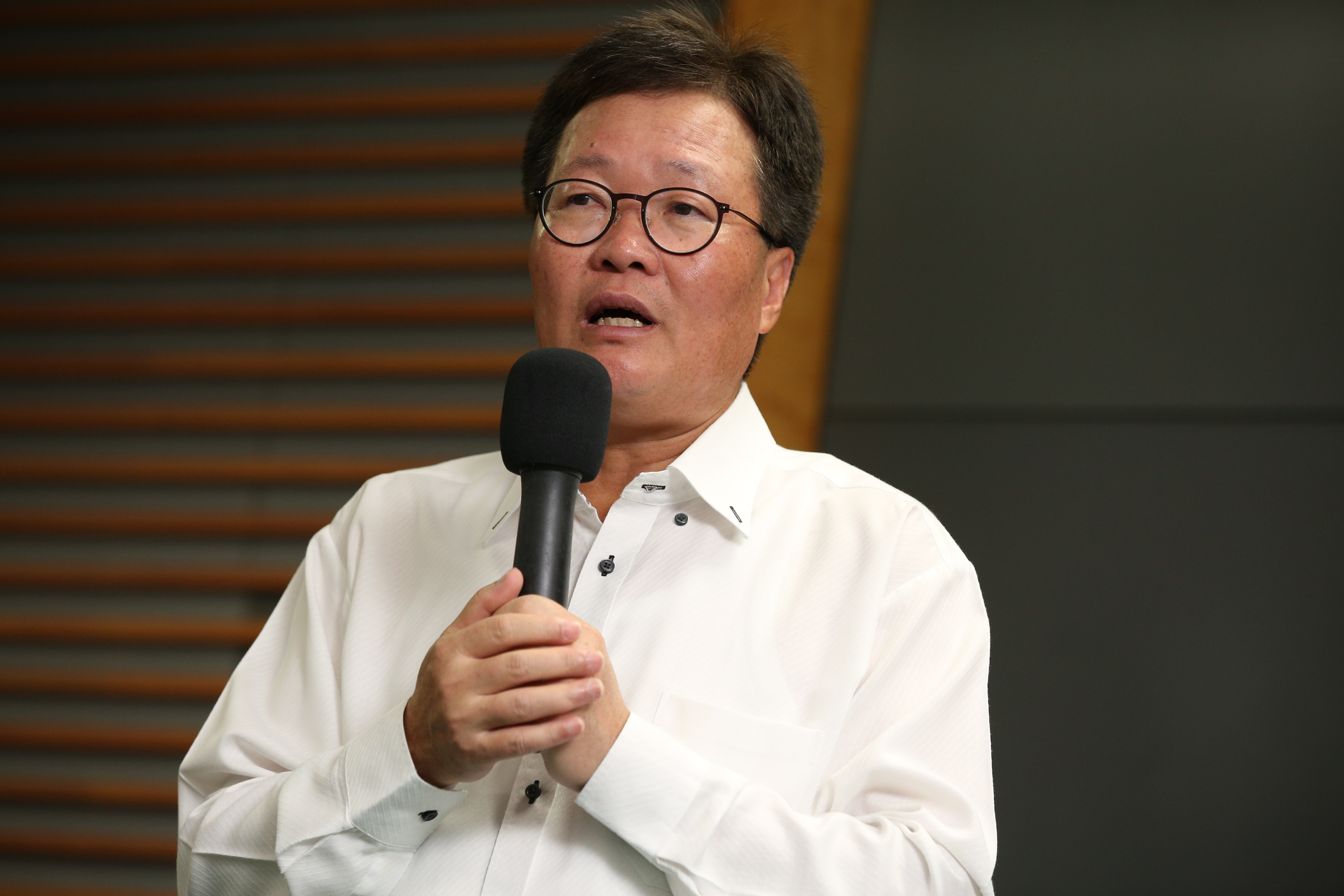 知情人士透露，當陳金德到政院時就知道已經「被請辭」，所以只能在會議上口頭請辭負責。